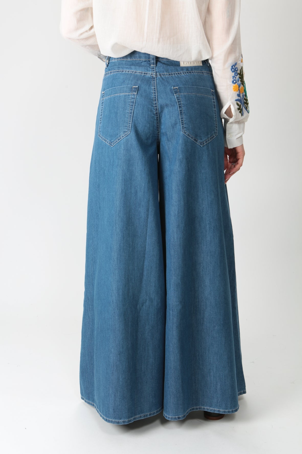 https://admin.shopify.com/store/gulieshop/products/9133537165661#:~:text=Invia-,Latin%C3%B2%20Jeans%20largo%20effetto%20gonna%20PA207DMD044%20Sonia,-Contenuto%20multimediale%201