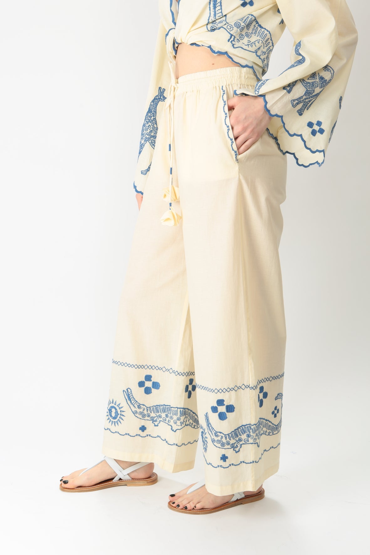 https://admin.shopify.com/store/gulieshop/products/9185565180253#:~:text=Invia-,Ottod%27ame%20Pantalone%20con%20ricamo%20DP9481,-Contenuto%20multimediale%201