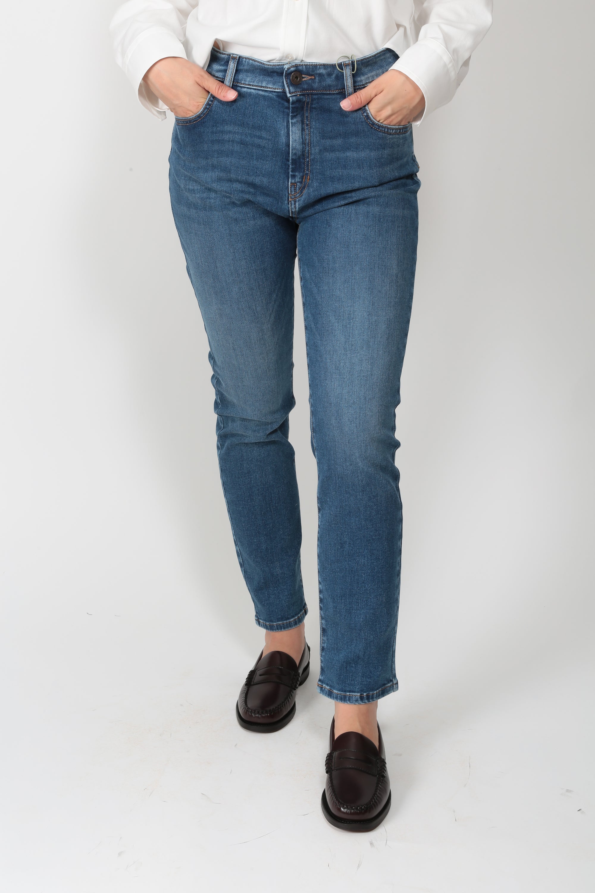 https://admin.shopify.com/store/gulieshop/products/16314031309149#:~:text=https%3A//www.gulieshop.it%20%E2%80%BA%20products%20%E2%80%BA%20maxmara%2Dweekend%2Djeans%2Dslim%2Dfit%2Dwkdlana