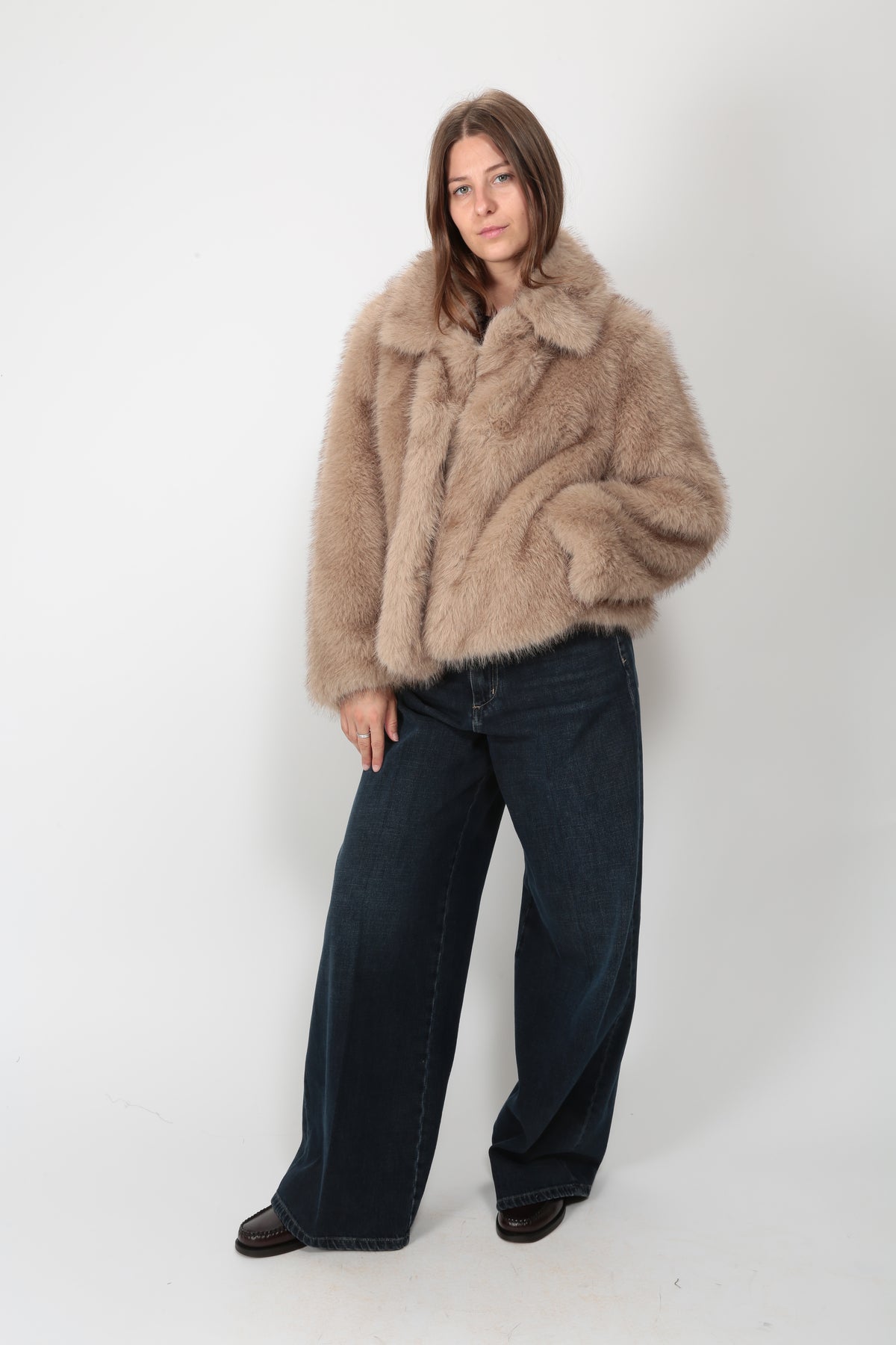 https://admin.shopify.com/store/gulieshop/products/16409288999261#:~:text=https%3A//www.gulieshop.it%20%E2%80%BA%20products%20%E2%80%BA%20s%2Dmaxmara%2Decopelliccia%2Dcorta%2Dsmmalce