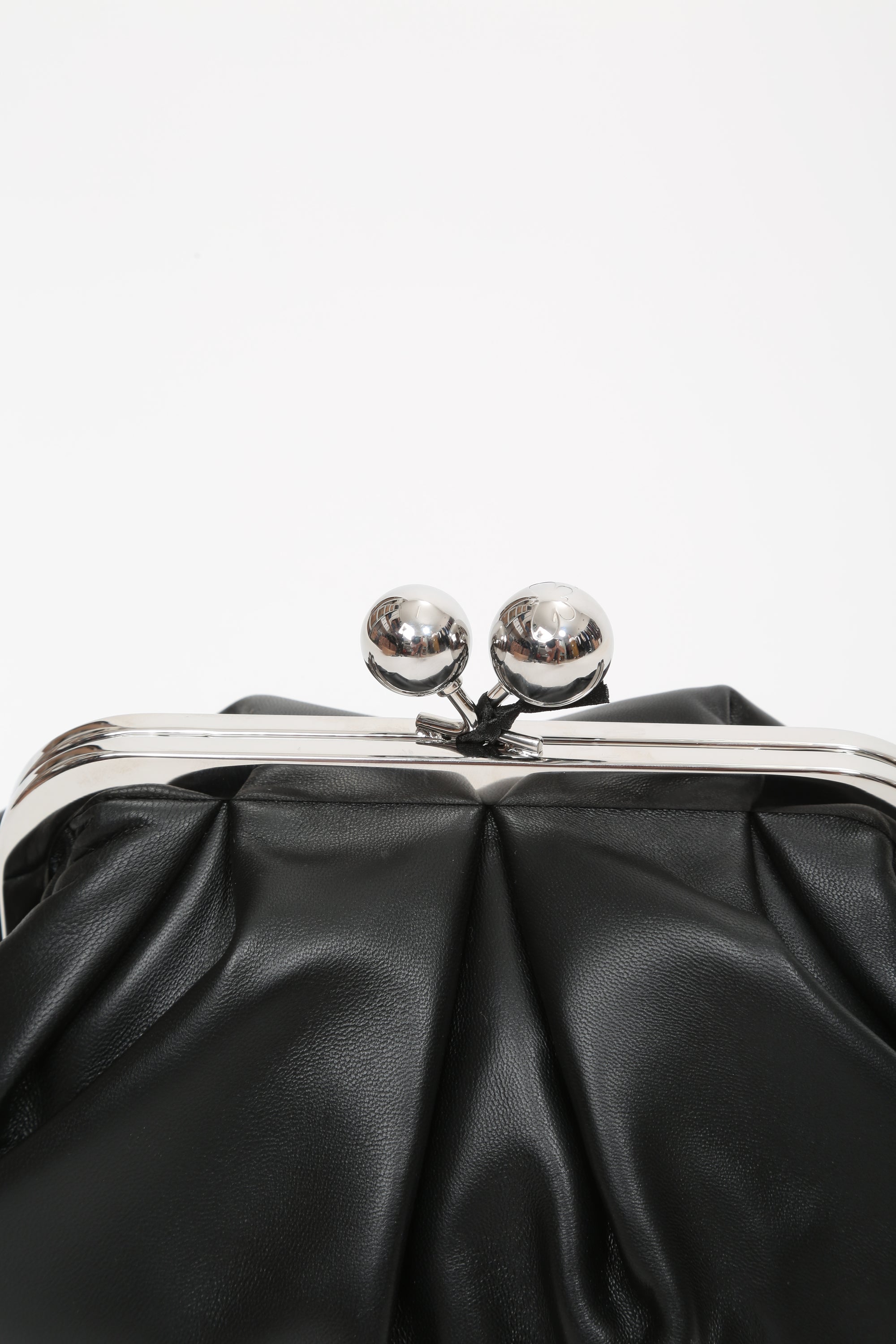 https://admin.shopify.com/store/gulieshop/products/16314031767901#:~:text=https%3A//www.gulieshop.it%20%E2%80%BA%20products%20%E2%80%BA%20maxmara%2Dweekend%2Dpaticcino%2Dbag%2Dsmall%2Dprati