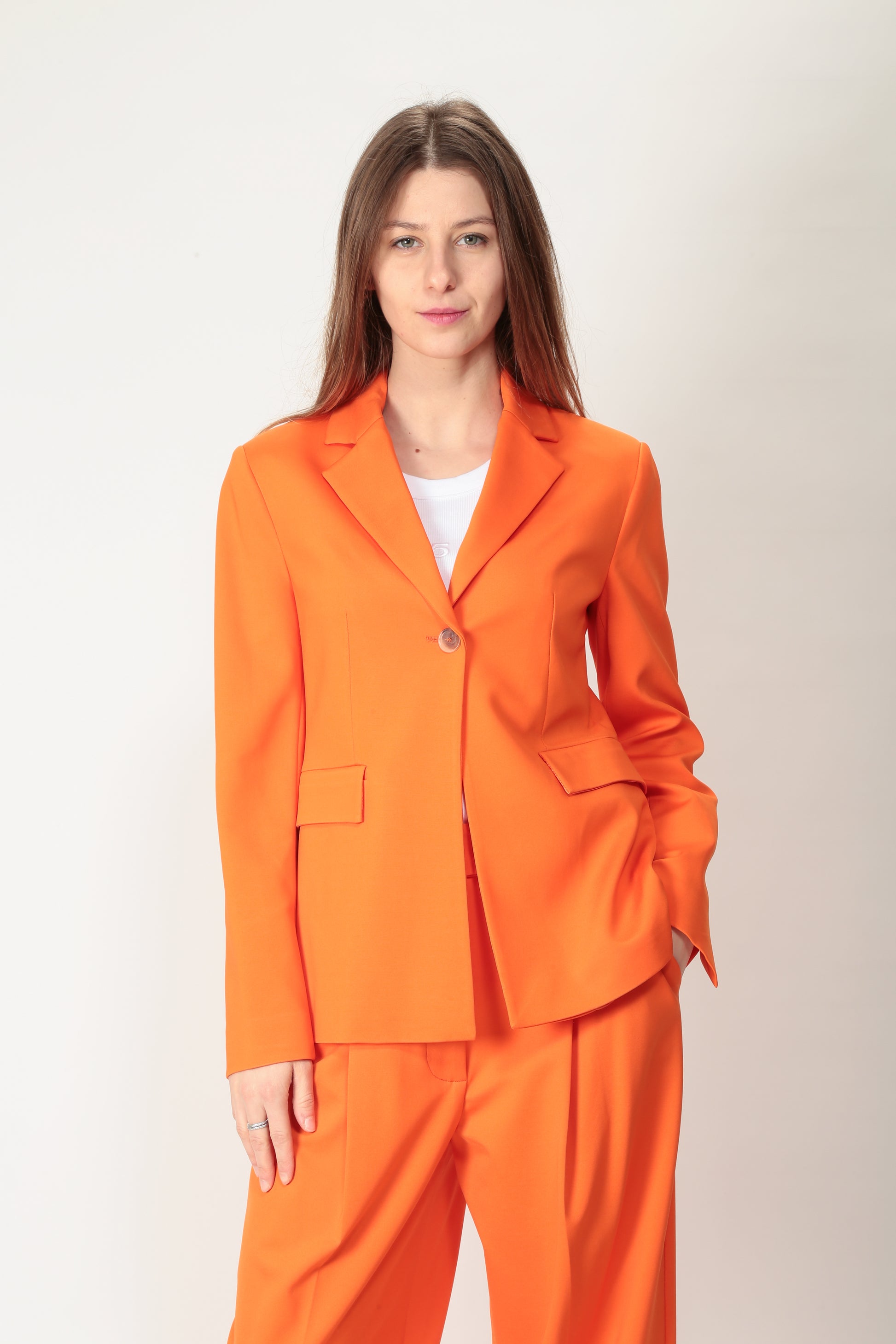 https://admin.shopify.com/store/gulieshop/products/15154416189789#:~:text=https%3A//www.gulieshop.it%20%E2%80%BA%20products%20%E2%80%BA%20l%2Dconti%2Dgiacca%2Dmonopetto%2Df4sm35