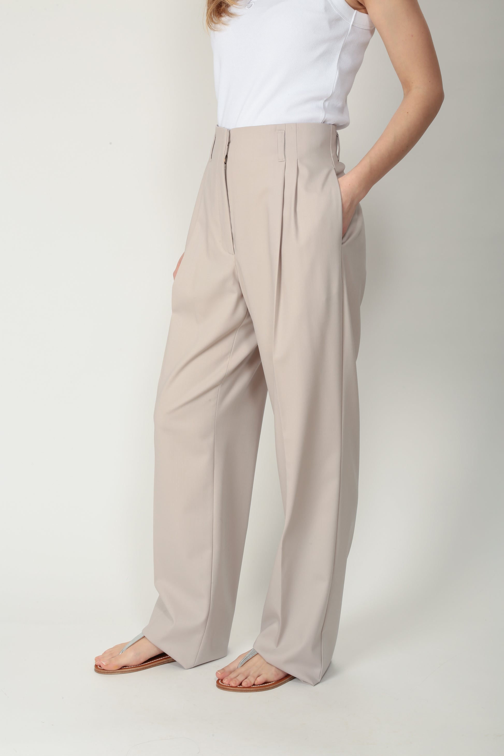 https://admin.shopify.com/store/gulieshop/products/15154415960413#:~:text=https%3A//www.gulieshop.it%20%E2%80%BA%20products%20%E2%80%BA%20l%2Dconti%2Dpantalone%2Ddoppia%2Dpinces%2Df4sp41