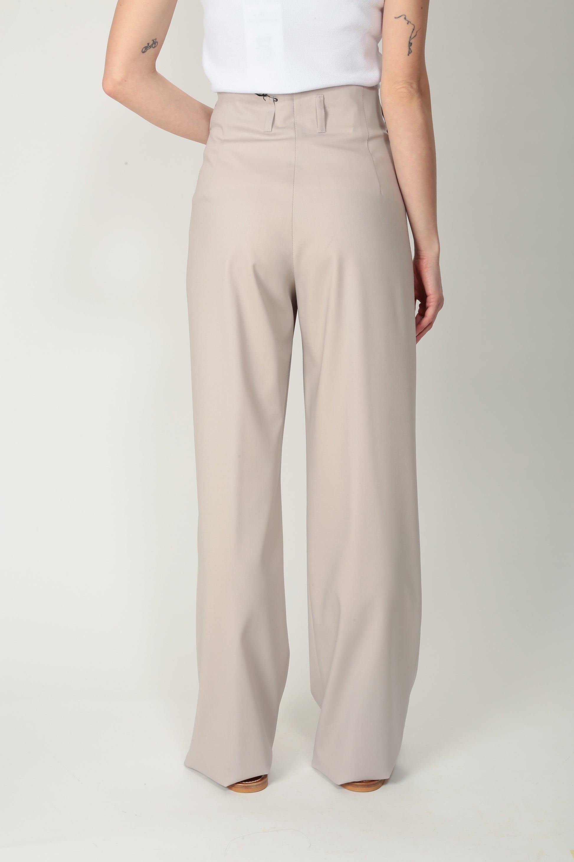 https://admin.shopify.com/store/gulieshop/products/15154415960413#:~:text=https%3A//www.gulieshop.it%20%E2%80%BA%20products%20%E2%80%BA%20l%2Dconti%2Dpantalone%2Ddoppia%2Dpinces%2Df4sp41