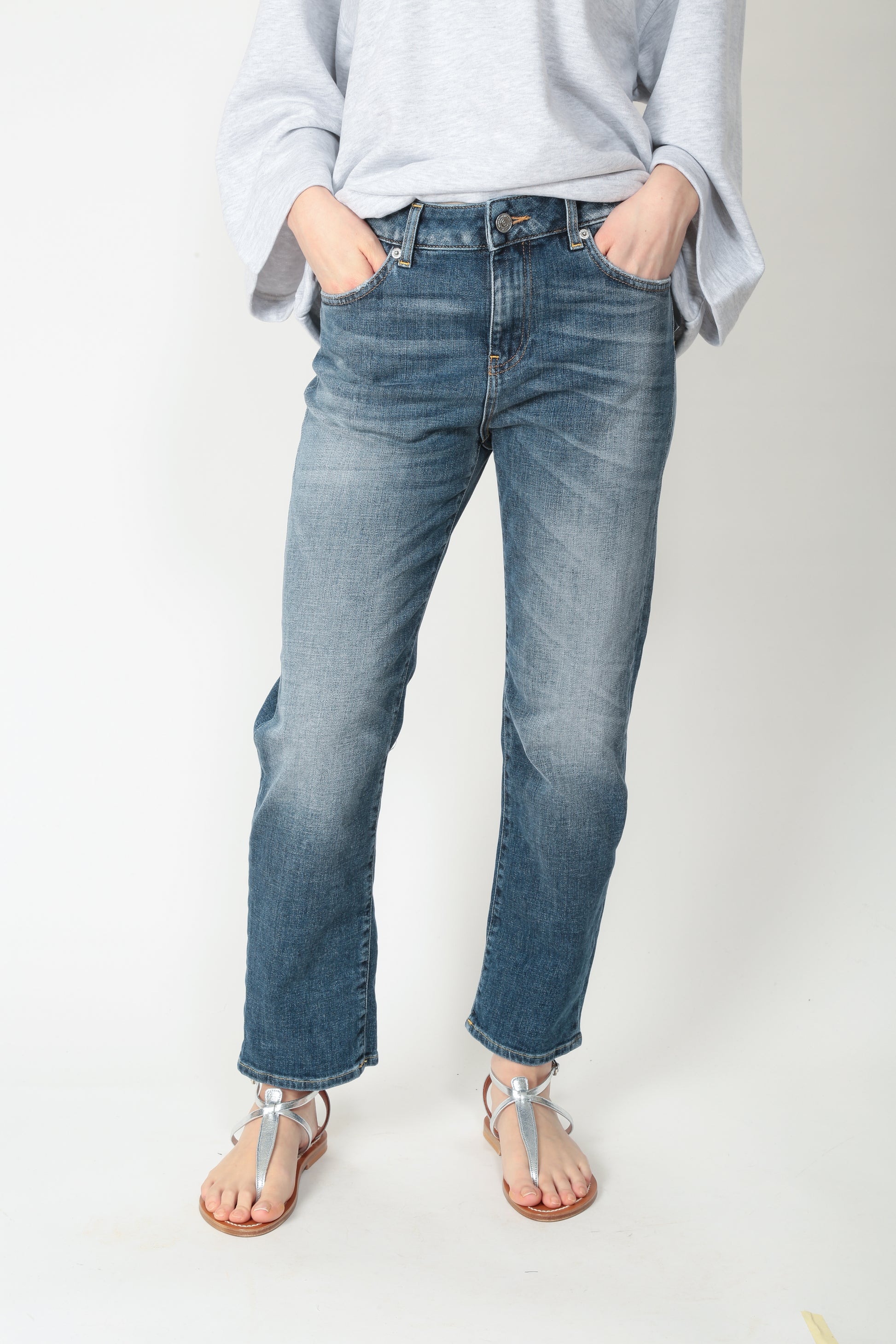 https://admin.shopify.com/store/gulieshop/products/15095553425757#:~:text=https%3A//www.gulieshop.it%20%E2%80%BA%20products%20%E2%80%BA%20department%2D5%2Djeans%2Dadid%2Ddp57450d2ds0061341