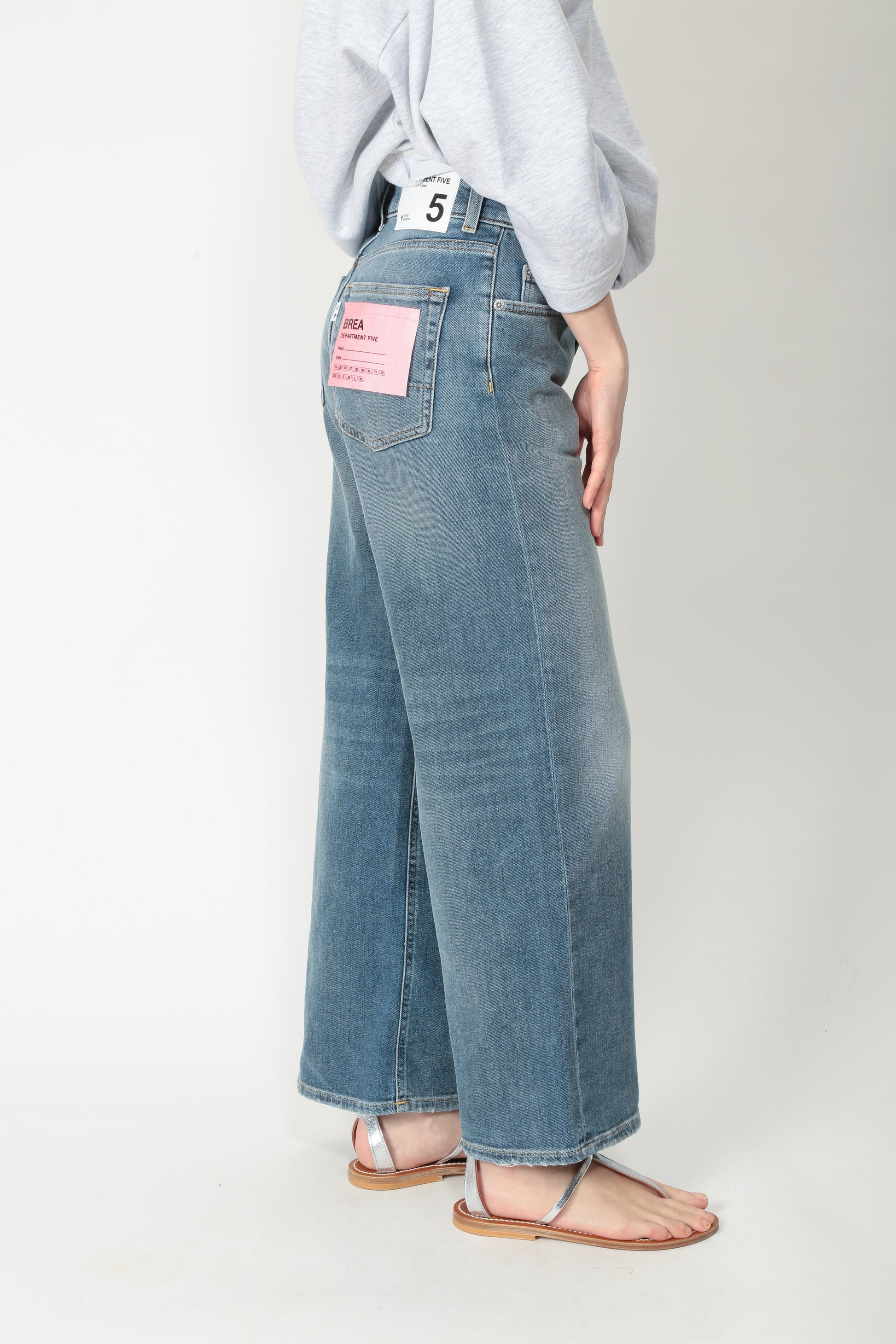 https://admin.shopify.com/store/gulieshop/products/15095554474333#:~:text=https%3A//www.gulieshop.it%20%E2%80%BA%20products%20%E2%80%BA%20department%2D5%2Djeans%2Dgamba%2Dlarga%2Dbrea%2Ddp53550d2ds0064%2D422
