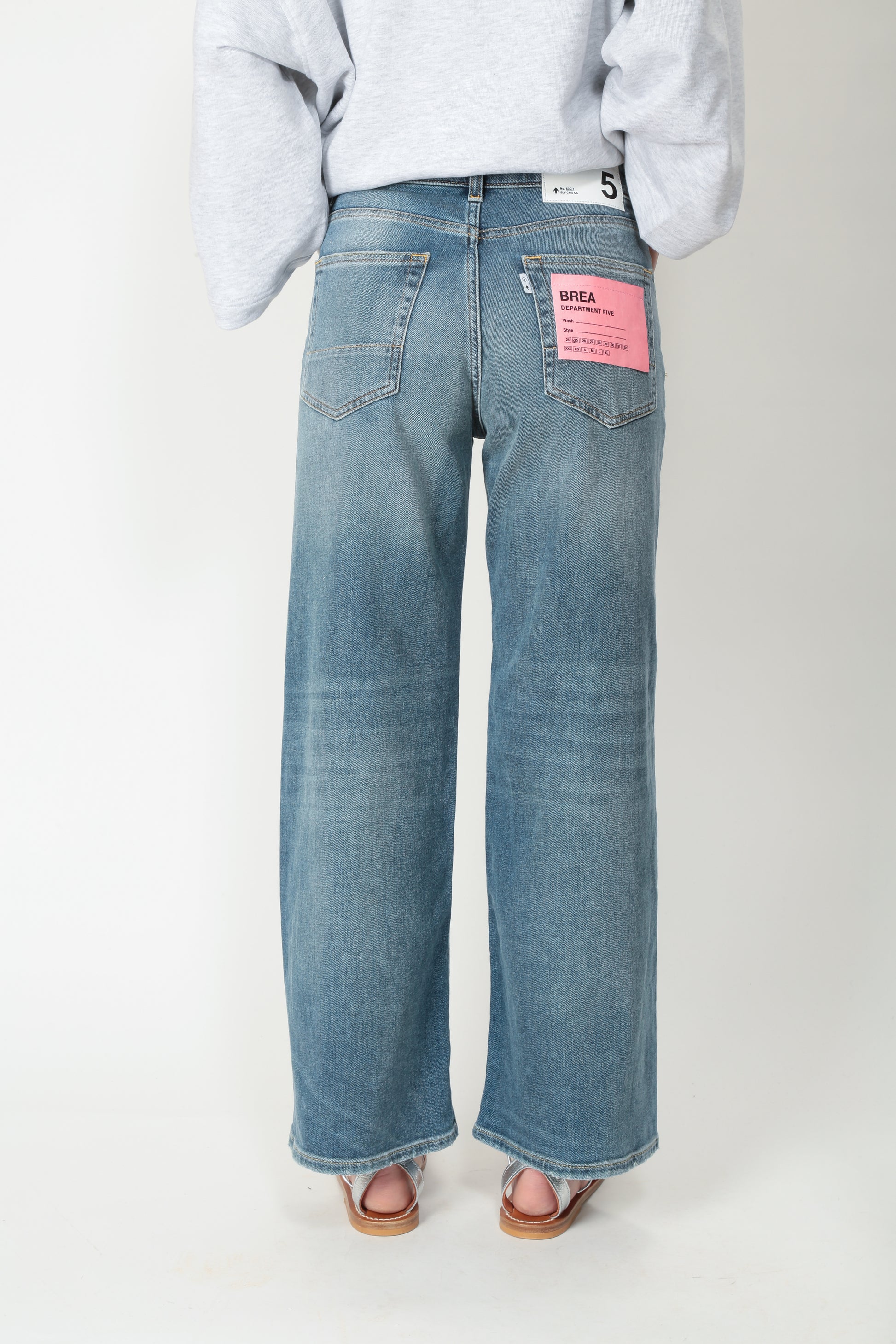 https://admin.shopify.com/store/gulieshop/products/15095554474333#:~:text=https%3A//www.gulieshop.it%20%E2%80%BA%20products%20%E2%80%BA%20department%2D5%2Djeans%2Dgamba%2Dlarga%2Dbrea%2Ddp53550d2ds0064%2D422
