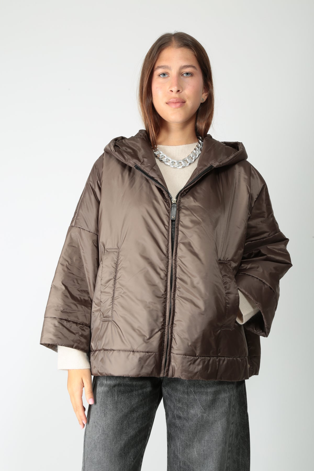 https://admin.shopify.com/store/gulieshop/products/16409619693917#:~:text=https%3A//www.gulieshop.it%20%E2%80%BA%20products%20%E2%80%BA%20maxmara%2Dthe%2Dcube%2Dpiumino%2Dcorto%2Dcon%2Dcappuccio%2Dmtcfiore
