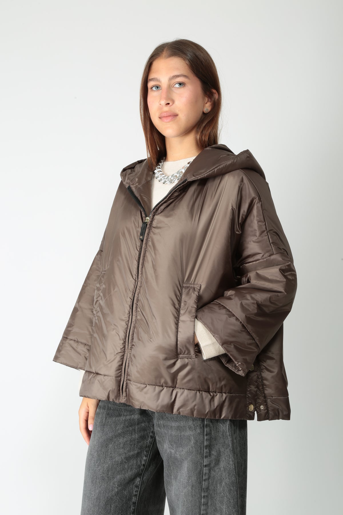 https://admin.shopify.com/store/gulieshop/products/16409619693917#:~:text=https%3A//www.gulieshop.it%20%E2%80%BA%20products%20%E2%80%BA%20maxmara%2Dthe%2Dcube%2Dpiumino%2Dcorto%2Dcon%2Dcappuccio%2Dmtcfiore