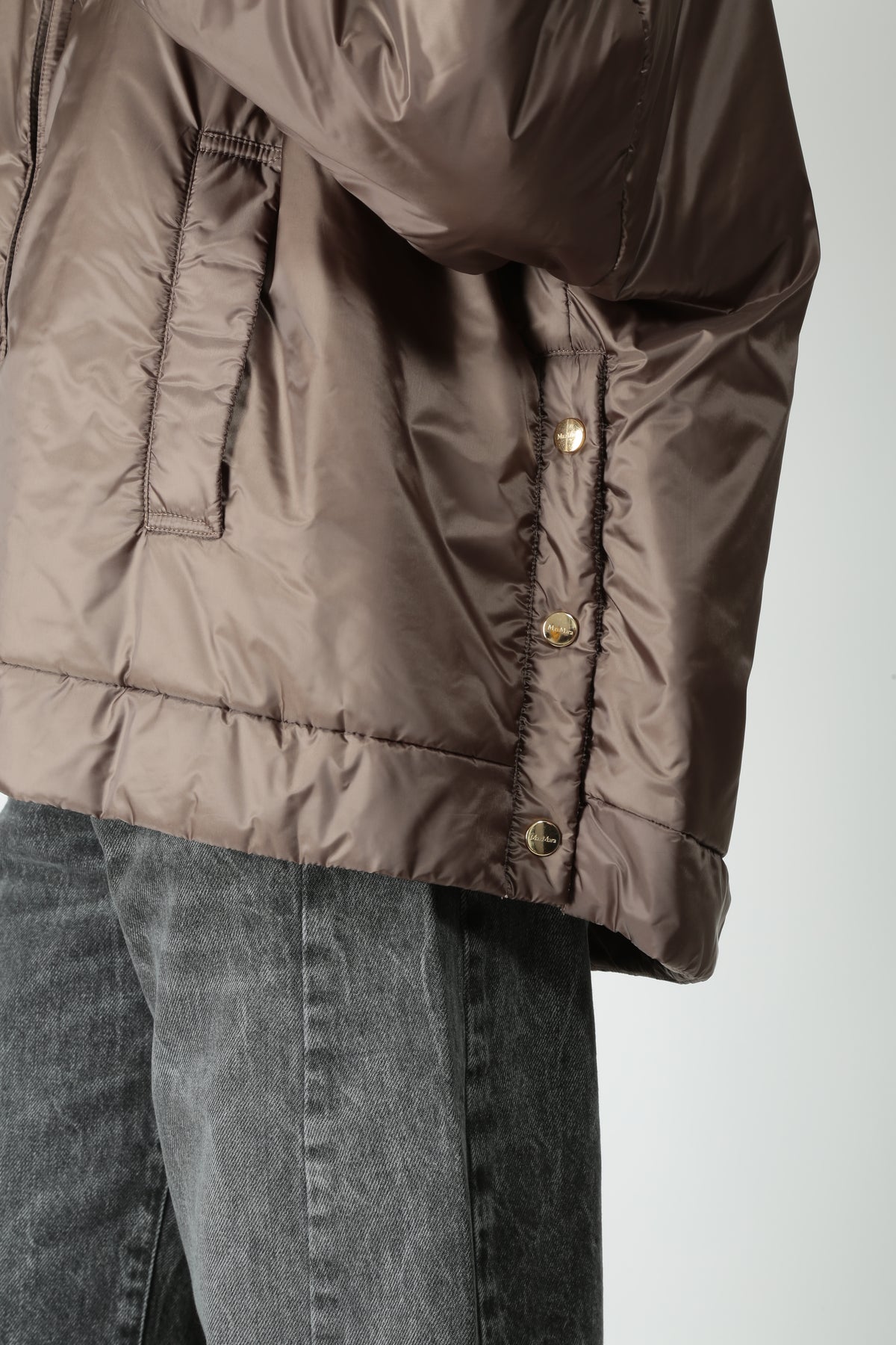https://admin.shopify.com/store/gulieshop/products/16409619693917#:~:text=https%3A//www.gulieshop.it%20%E2%80%BA%20products%20%E2%80%BA%20maxmara%2Dthe%2Dcube%2Dpiumino%2Dcorto%2Dcon%2Dcappuccio%2Dmtcfiore