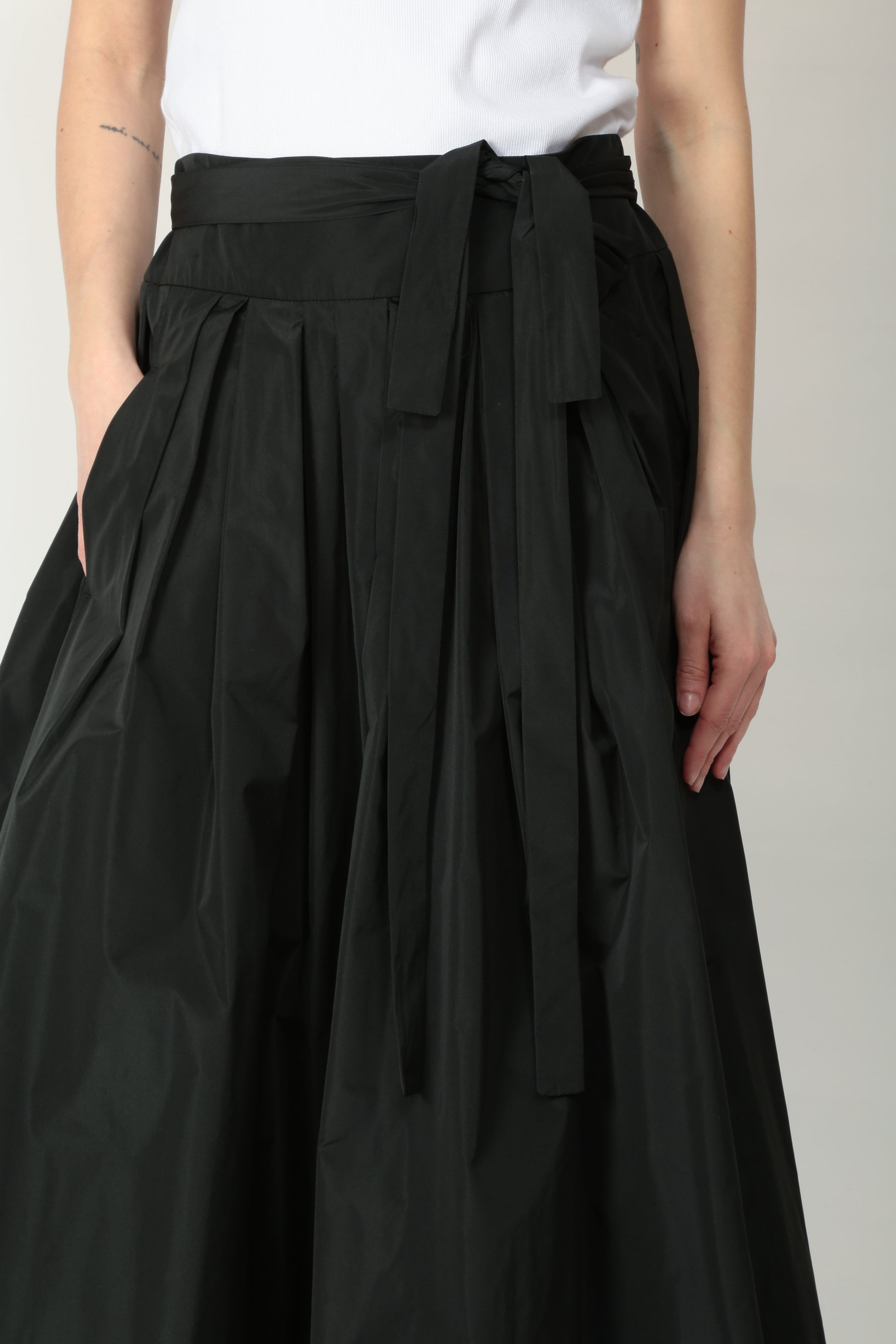 https://admin.shopify.com/store/gulieshop/products/15036214182237#:~:text=https%3A//www.gulieshop.it%20%E2%80%BA%20products%20%E2%80%BA%20s%2Dmaxmara%2Dgonna%2Dlunga%2Din%2Dtaffeta%2Dgea
