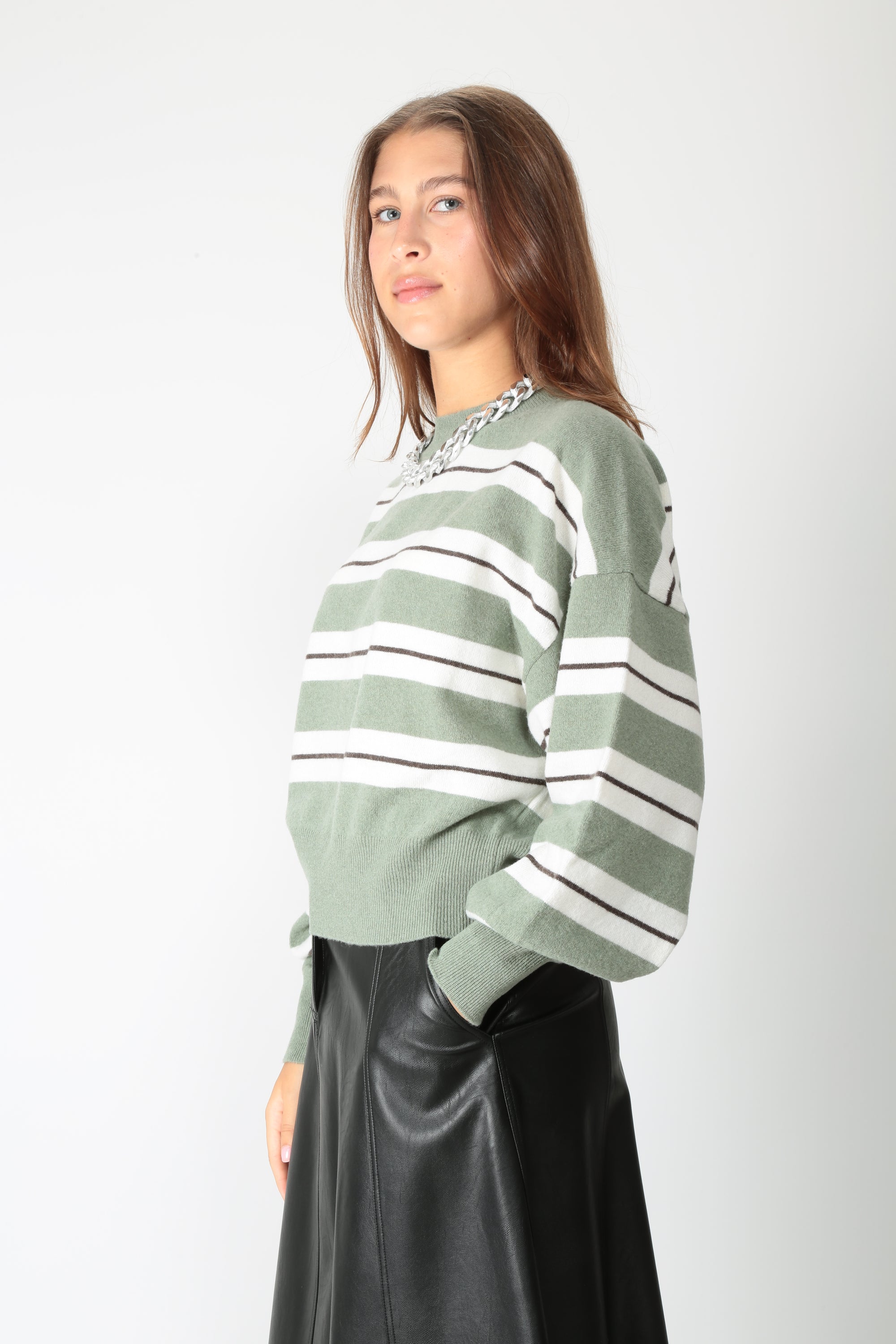 https://admin.shopify.com/store/gulieshop/products/16448338821469#:~:text=https%3A//www.gulieshop.it%20%E2%80%BA%20products%20%E2%80%BA%20jei%2Do%2Dlabratorio%2Dmaglia%2Da%2Drighe%2D4719