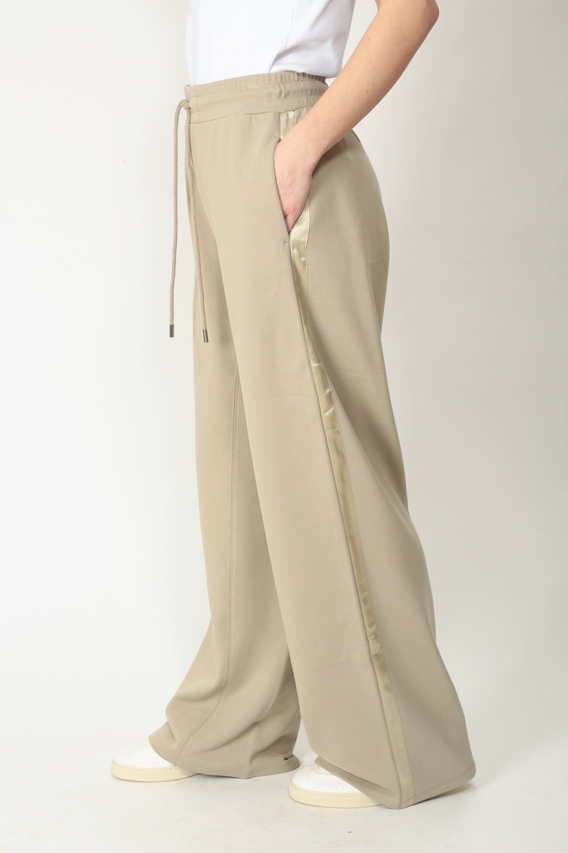 https://admin.shopify.com/store/gulieshop/products/15239507870045#:~:text=https%3A//www.gulieshop.it%20%E2%80%BA%20products%20%E2%80%BA%20maxmara%2Dmm%2Dpantalone%2Dmapio%2Din%2Dfelpa%2Dveles