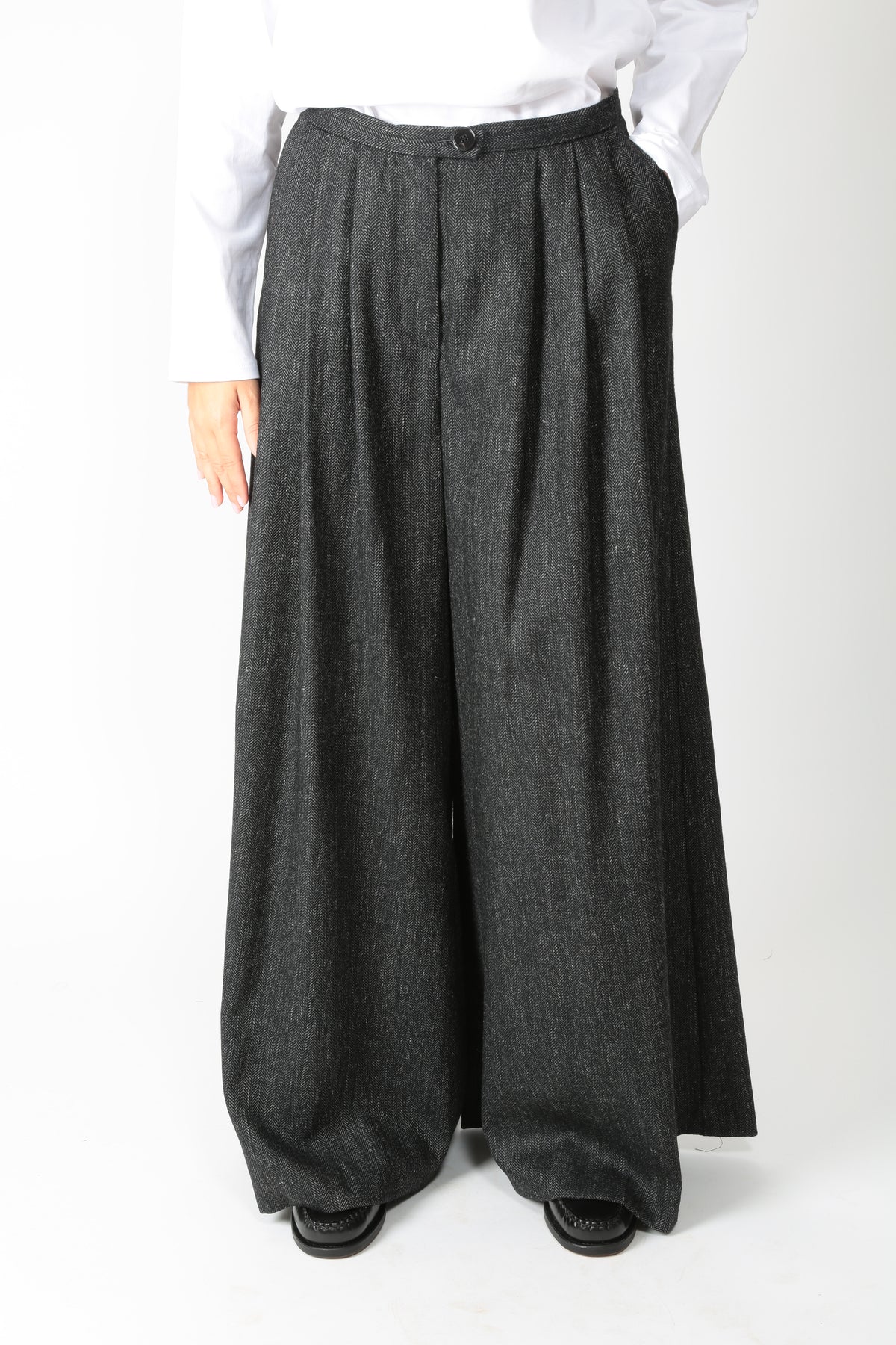 https://admin.shopify.com/store/gulieshop/products/16416817086813#:~:text=https%3A//www.gulieshop.it%20%E2%80%BA%20products%20%E2%80%BA%20solotre%2Dpantalone%2Dspinato%2Dm1ac0041