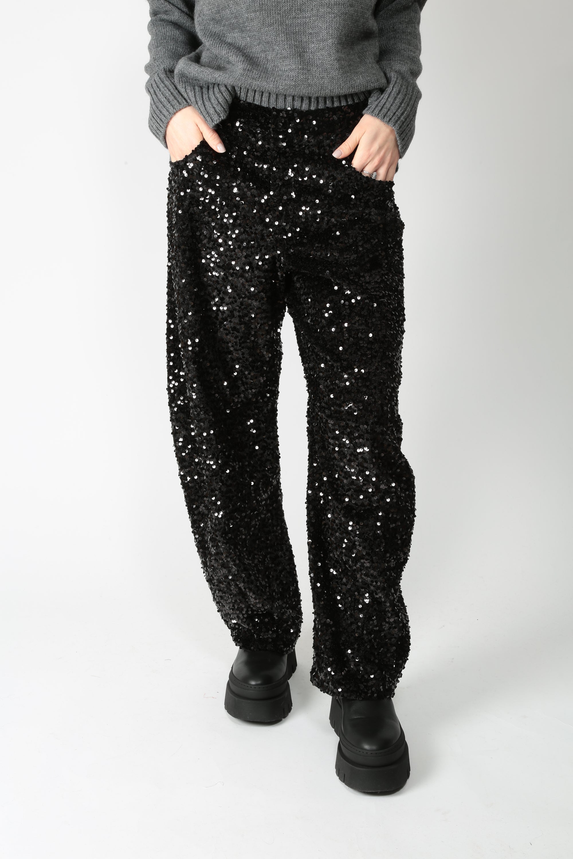 https://admin.shopify.com/store/gulieshop/products/15807463293277#:~:text=https%3A//www.gulieshop.it%20%E2%80%BA%20products%20%E2%80%BA%20tensione%2Din%2Dpantalone%2Din%2Dpaillettes%2Dw25pc72%2D1