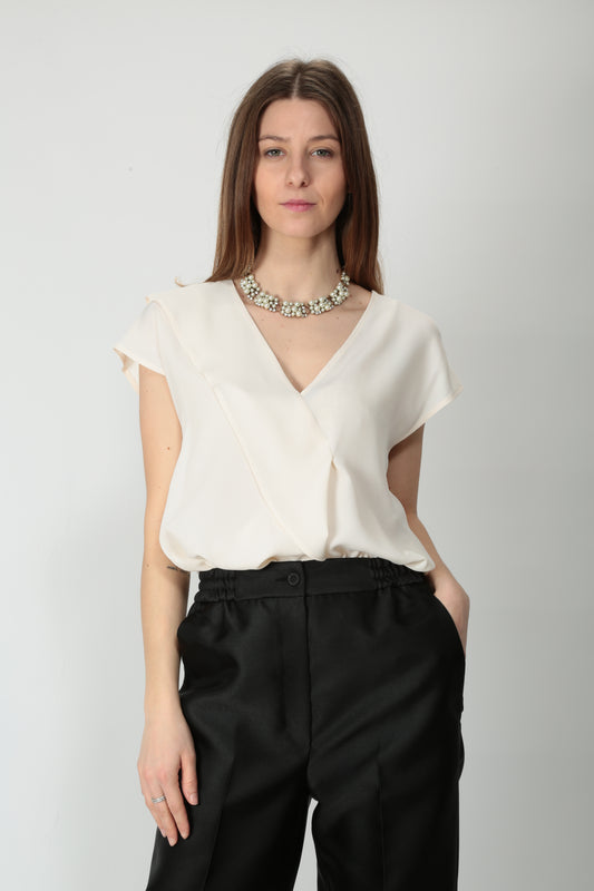 https://admin.shopify.com/store/gulieshop/products/15192689738077#:~:text=https%3A//www.gulieshop.it%20%E2%80%BA%20products%20%E2%80%BA%20beatrice%2Dblusa%2Dcon%2Dvoulant%2D25fe4255torre