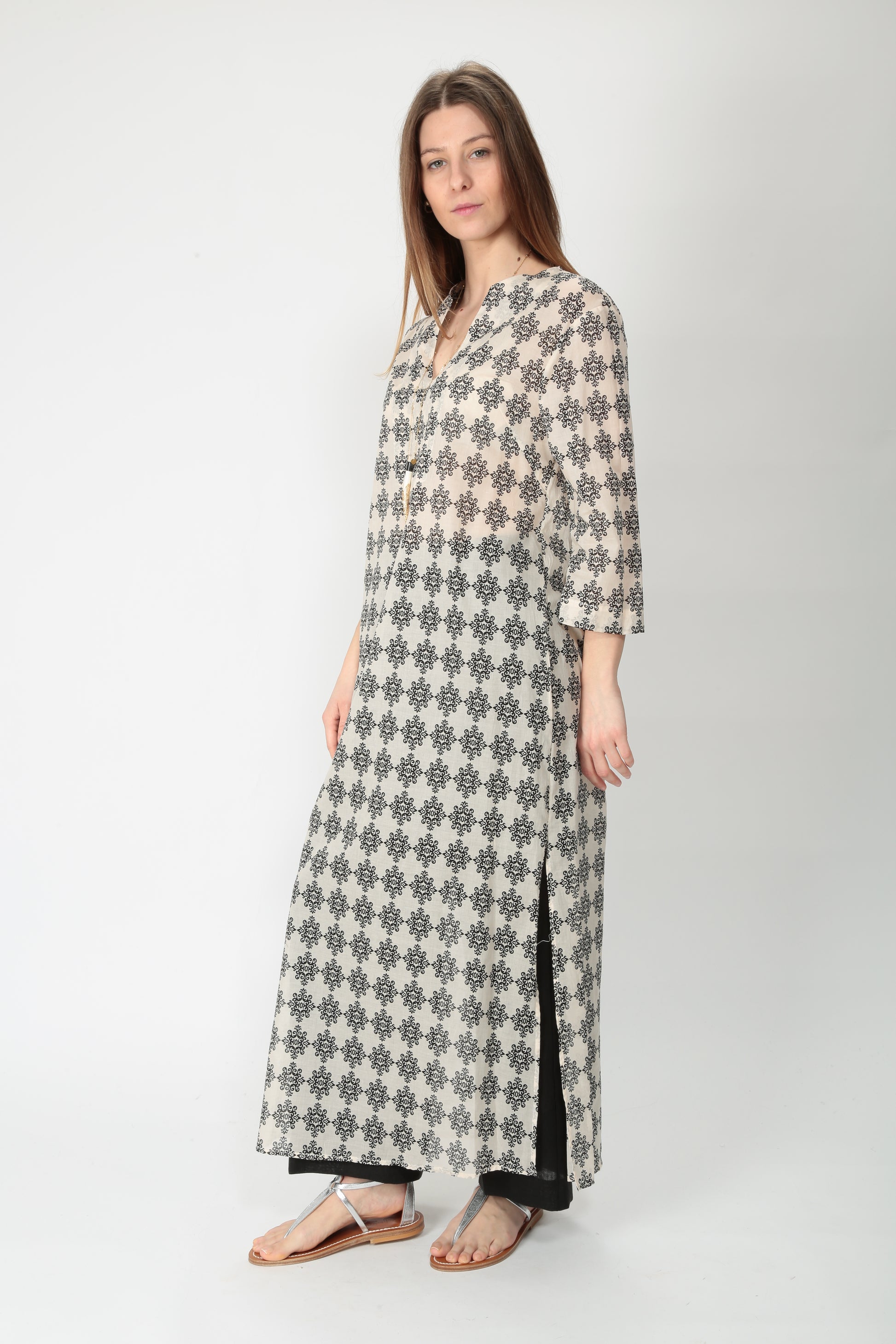https://admin.shopify.com/store/gulieshop/products/15154427068765#:~:text=https%3A//www.gulieshop.it%20%E2%80%BA%20products%20%E2%80%BA%201978%2Dabito%2Din%2Dmussola%2Detnic%2Dcaftano