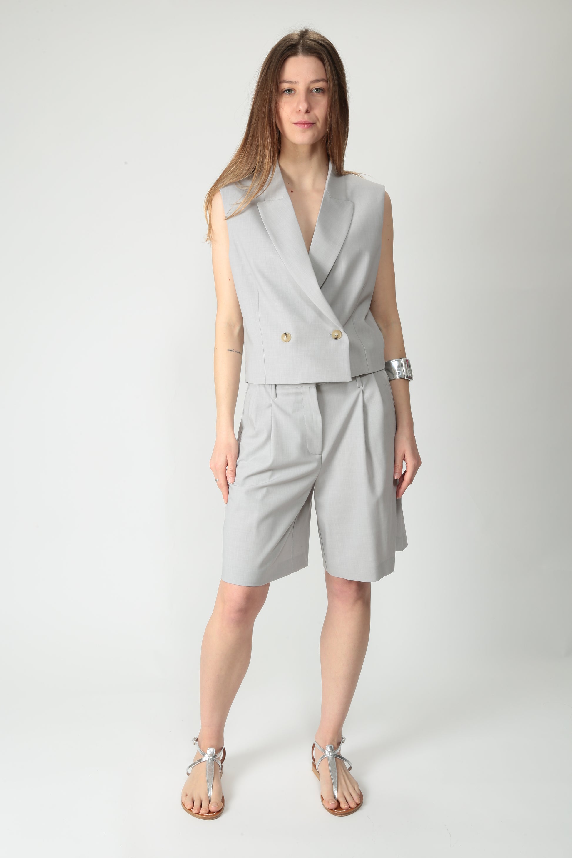 https://admin.shopify.com/store/gulieshop/products/15220318994781#:~:text=https%3A//www.gulieshop.it%20%E2%80%BA%20products%20%E2%80%BA%20solotre%2Dgilet%2Dcropped%2Ddoppiopetto%2Dm1d0141