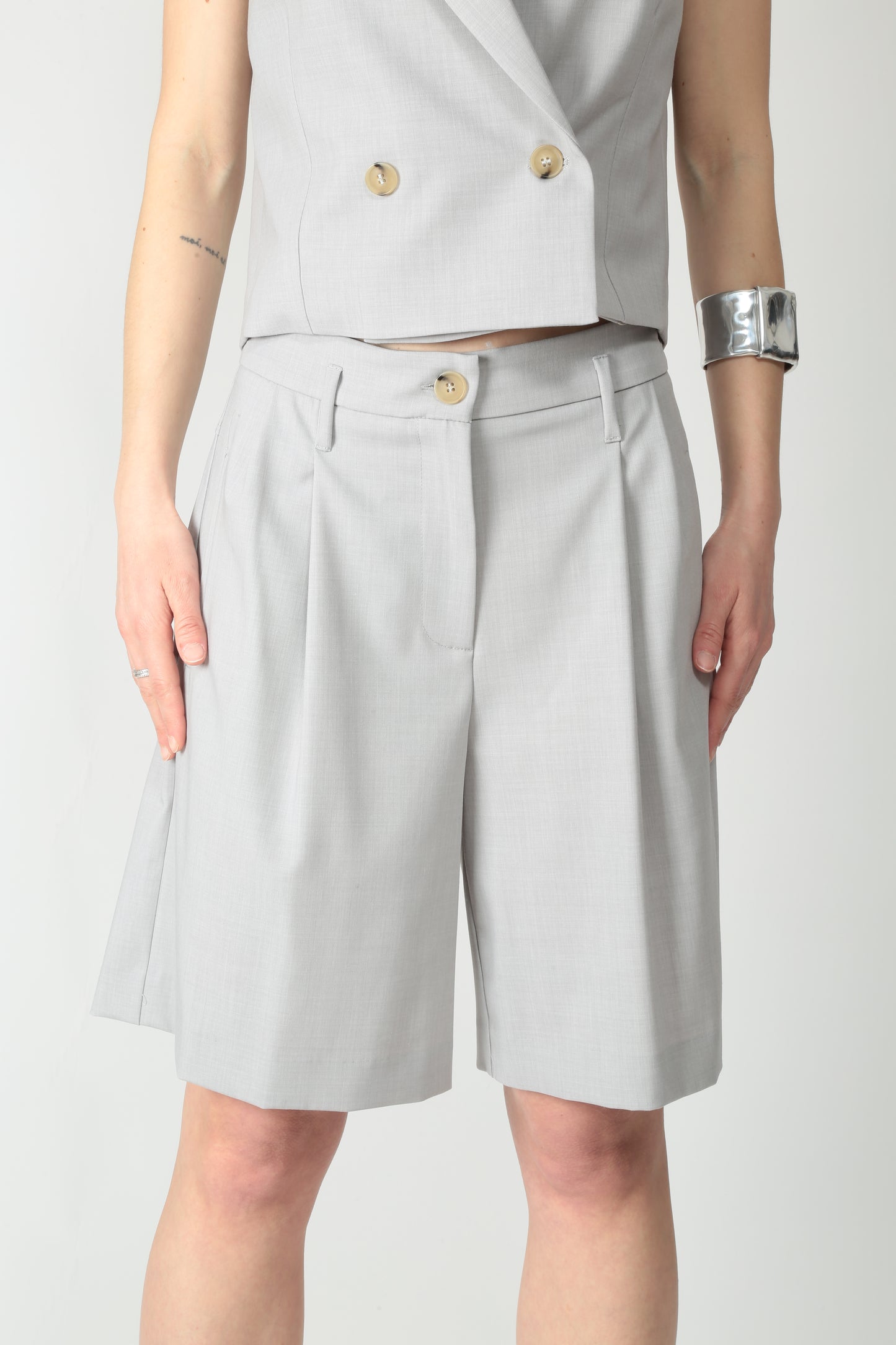 https://admin.shopify.com/store/gulieshop/products/15233805680989#:~:text=https%3A//www.gulieshop.it%20%E2%80%BA%20products%20%E2%80%BA%20solotre%2Dbermuda%2Dcon%2Ddoppia%2Dpinces%2Dm1d0089%2D1