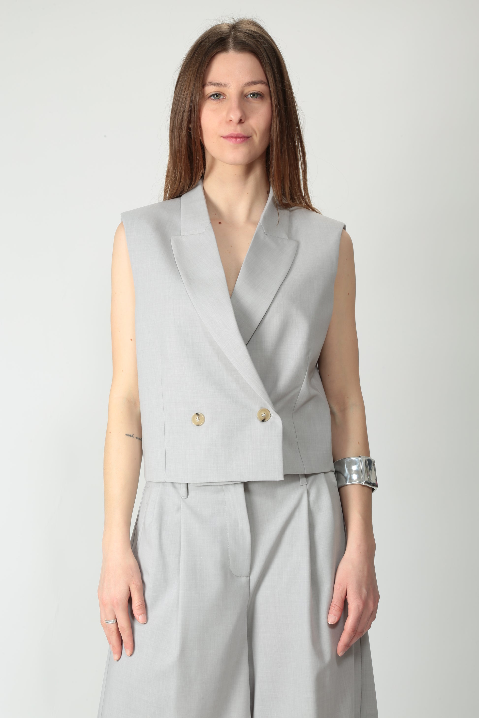 https://admin.shopify.com/store/gulieshop/products/15220318994781#:~:text=https%3A//www.gulieshop.it%20%E2%80%BA%20products%20%E2%80%BA%20solotre%2Dgilet%2Dcropped%2Ddoppiopetto%2Dm1d0141
