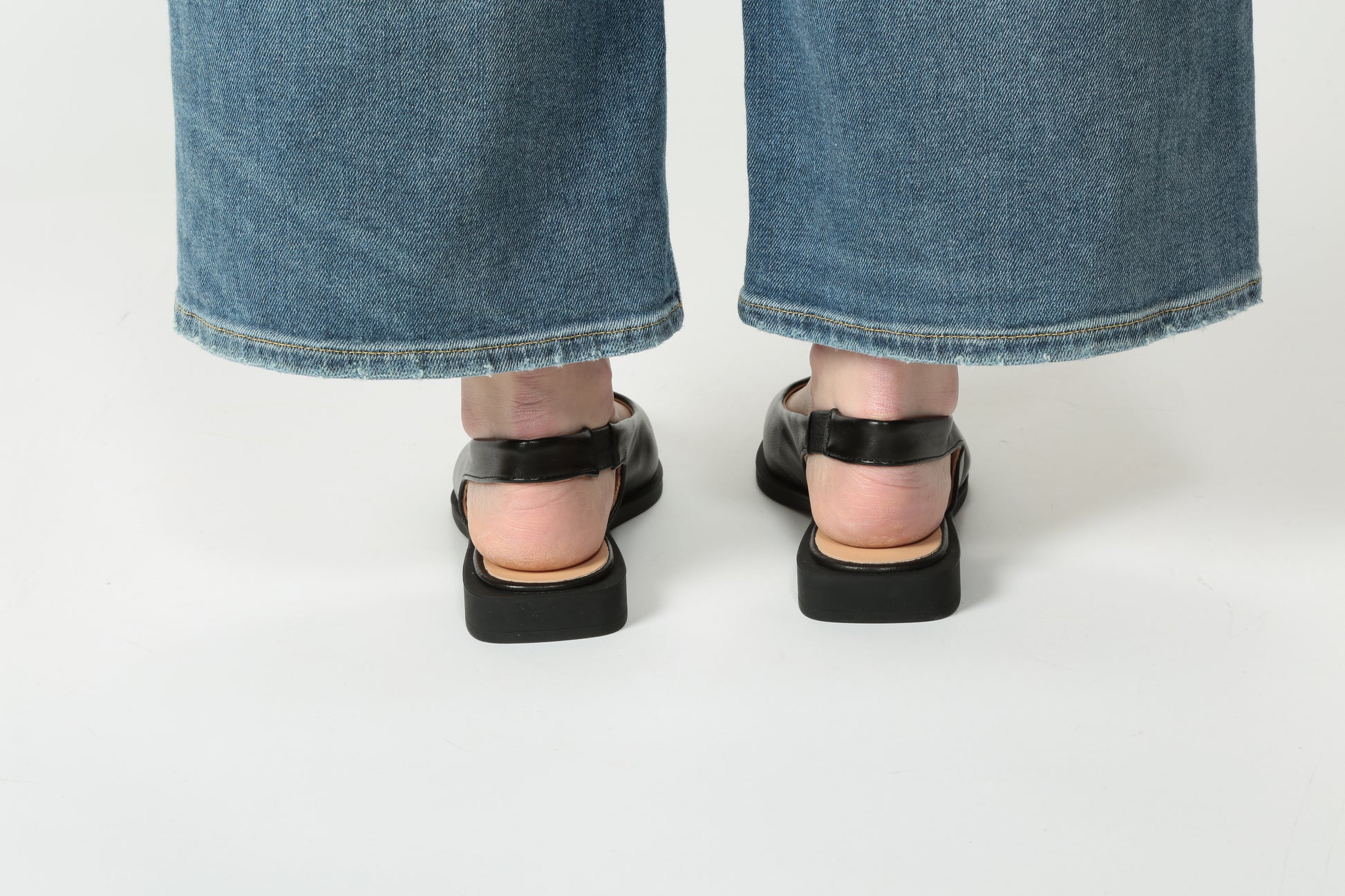 https://admin.shopify.com/store/gulieshop/products/15239525368157#:~:text=https%3A//www.gulieshop.it%20%E2%80%BA%20products%20%E2%80%BA%20copenhagen%2Dballerina%2Dslingback%2Dcph416