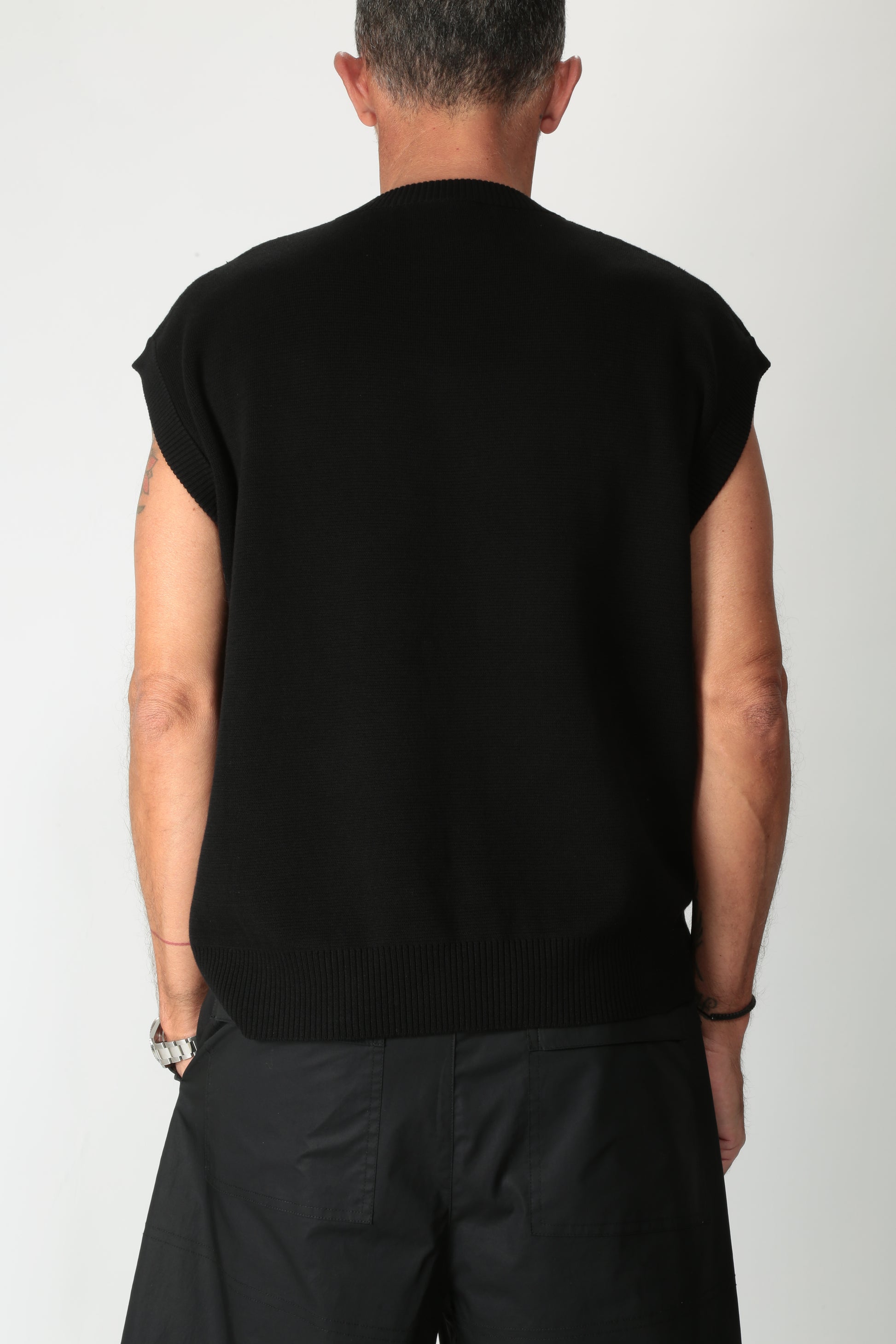 https://admin.shopify.com/store/gulieshop/products/15250588827997#:~:text=https%3A//www.gulieshop.it%20%E2%80%BA%20products%20%E2%80%BA%20r%2Dcollina%2Dgilet%2Din%2Dfilo%2Ddi%2Dcotone%2Drb05232