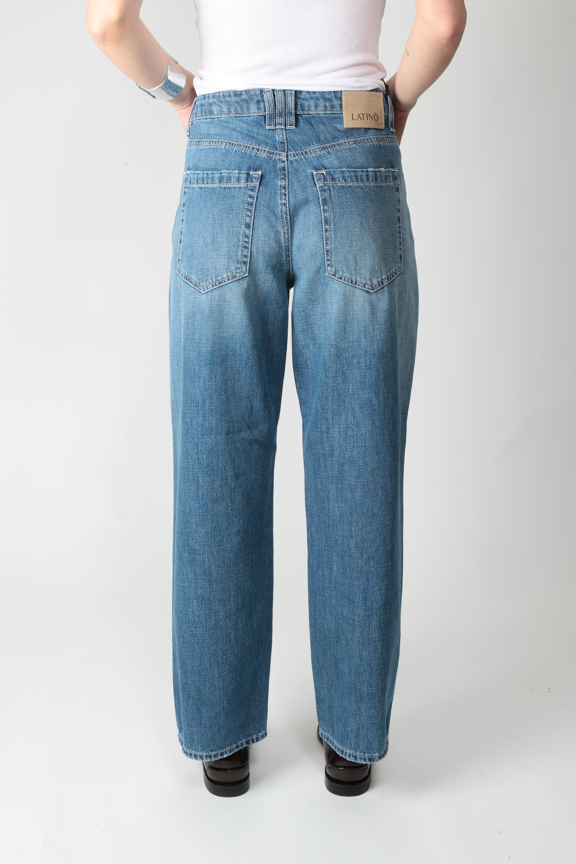 https://admin.shopify.com/store/gulieshop/products/15290050773341#:~:text=https%3A//www.gulieshop.it%20%E2%80%BA%20products%20%E2%80%BA%20latino%2Djeans%2Dballon%2Dpa151dmd069%2Dvittoria