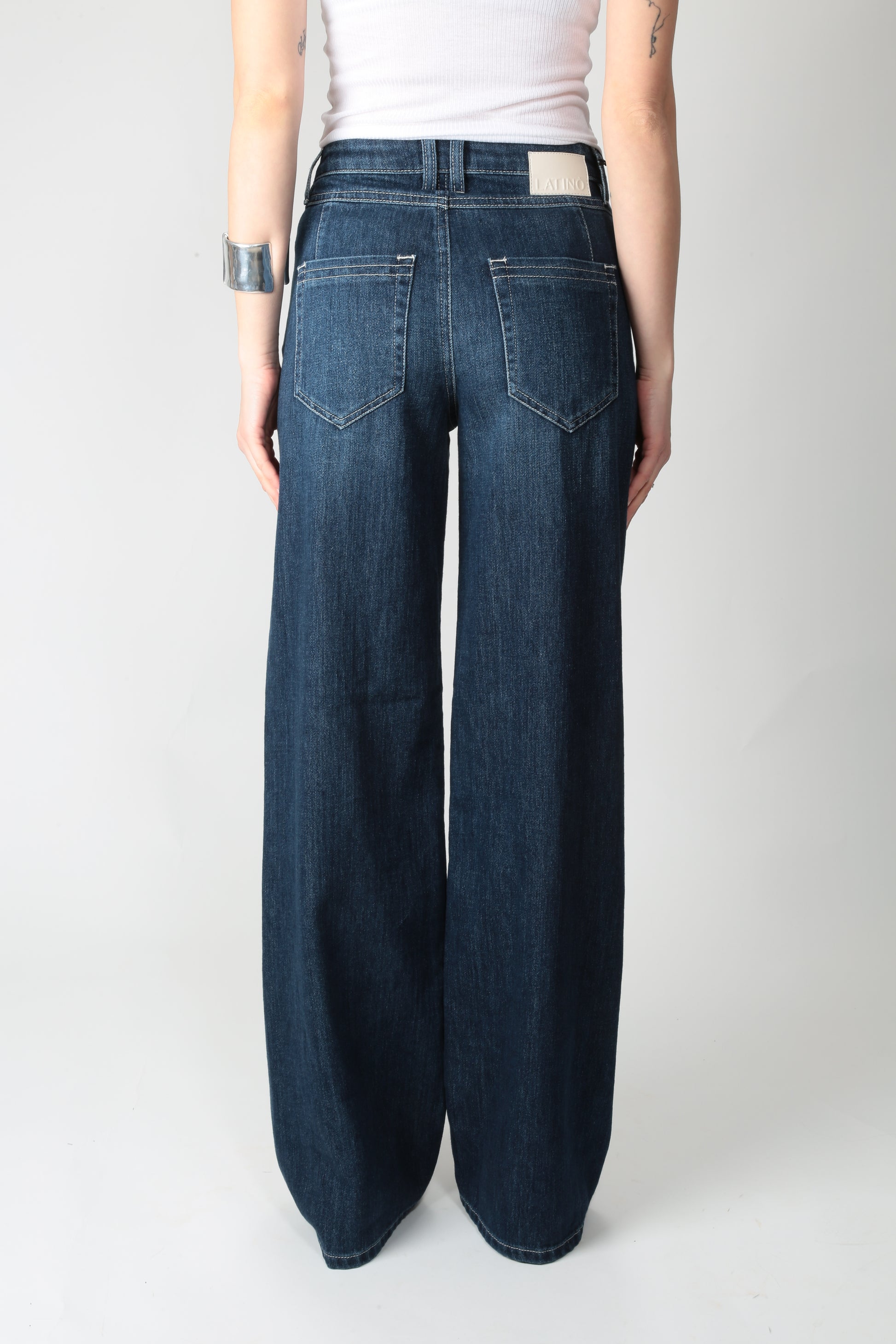 https://admin.shopify.com/store/gulieshop/products/15290050707805#:~:text=https%3A//www.gulieshop.it%20%E2%80%BA%20products%20%E2%80%BA%20latino%2Djeans%2Dampio%2Deffetto%2Dcangiante%2Dpa149dmd074%2Ddorotea