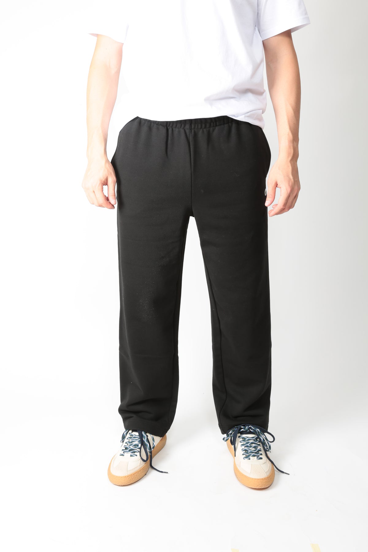https://admin.shopify.com/store/gulieshop/products/16596098122077#:~:text=https%3A//www.gulieshop.it%20%E2%80%BA%20products%20%E2%80%BA%20lacoste%2Dpantalone%2Djogger%2Dxh2196