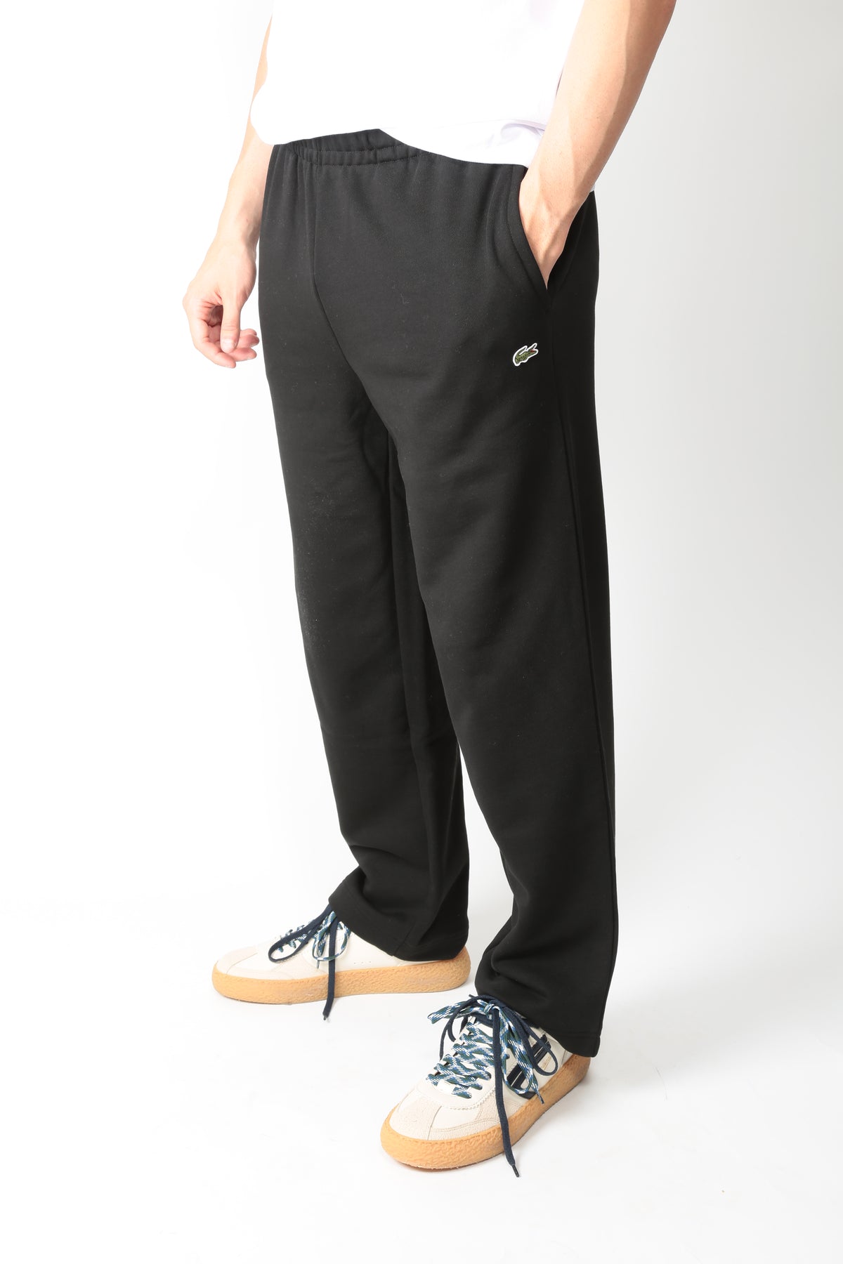 https://admin.shopify.com/store/gulieshop/products/16596098122077#:~:text=https%3A//www.gulieshop.it%20%E2%80%BA%20products%20%E2%80%BA%20lacoste%2Dpantalone%2Djogger%2Dxh2196