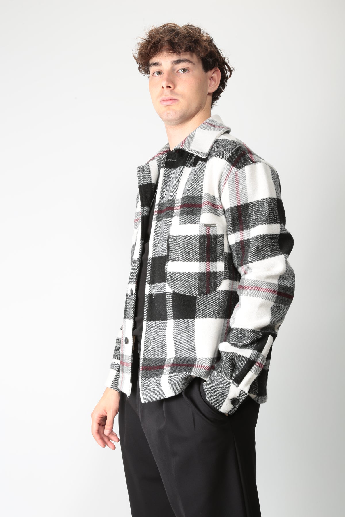 https://admin.shopify.com/store/gulieshop/products/16595776307549#:~:text=https%3A//www.gulieshop.it%20%E2%80%BA%20products%20%E2%80%BA%20whynotbrand%2Dovershirt%2Da%2Dscacchi%2Djl84