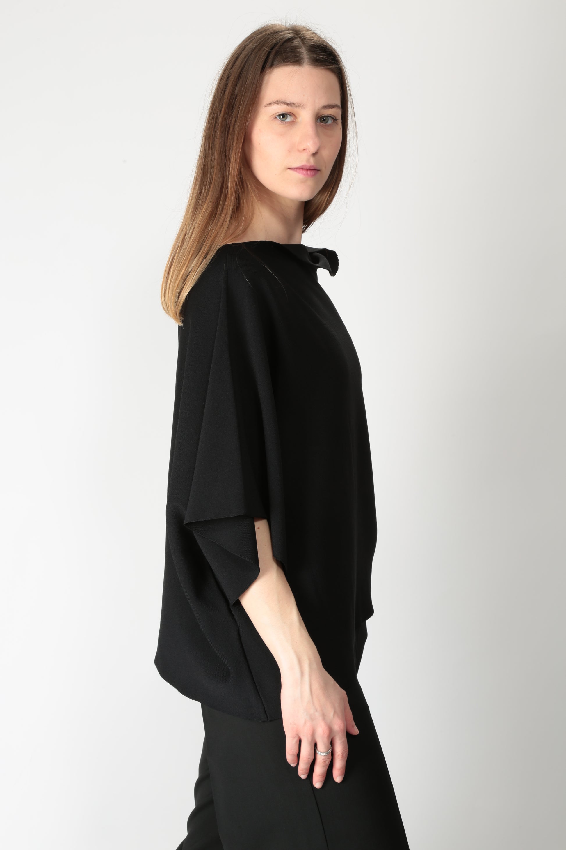 https://admin.shopify.com/store/gulieshop/products/15290025279837#:~:text=https%3A//www.gulieshop.it%20%E2%80%BA%20products%20%E2%80%BA%20l%2Dconti%2Dmaglia%2Dasimmetrica%2Df5sa21