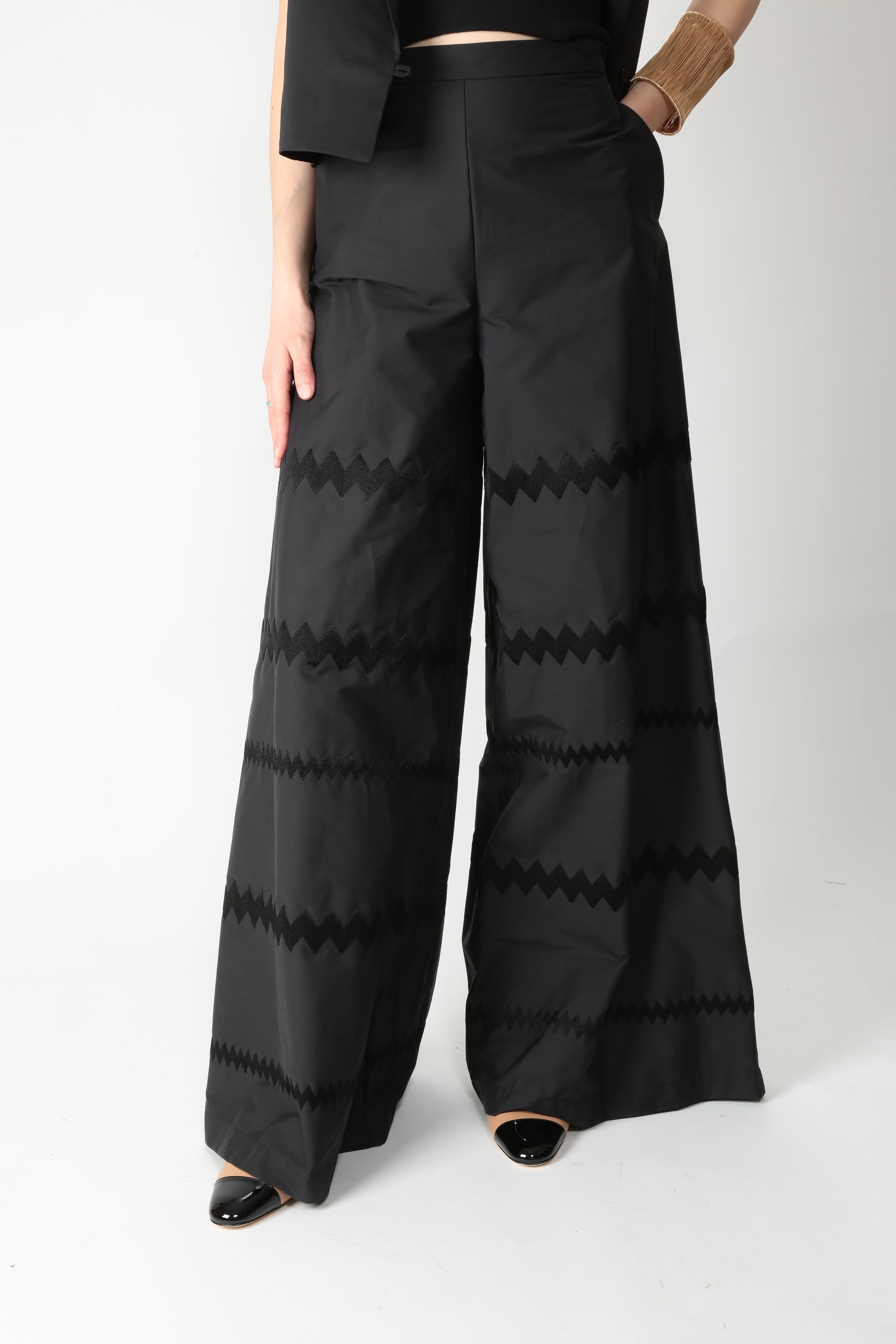 https://admin.shopify.com/store/gulieshop/products/15290035110237#:~:text=https%3A//www.gulieshop.it%20%E2%80%BA%20products%20%E2%80%BA%20l%2Dconti%2Dpantalone%2Dcon%2Dricamo%2Df5sk98