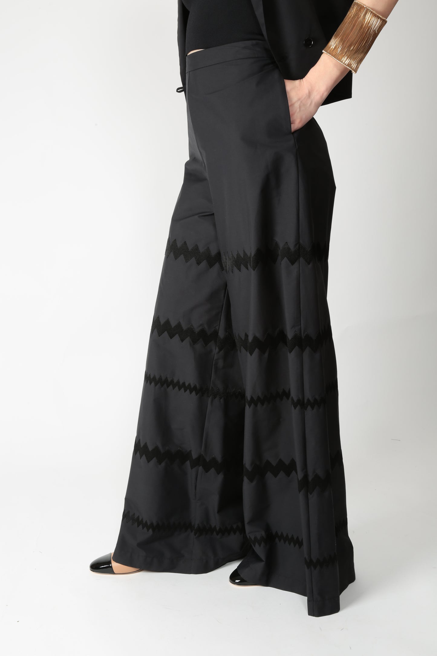 https://admin.shopify.com/store/gulieshop/products/15290035110237#:~:text=https%3A//www.gulieshop.it%20%E2%80%BA%20products%20%E2%80%BA%20l%2Dconti%2Dpantalone%2Dcon%2Dricamo%2Df5sk98