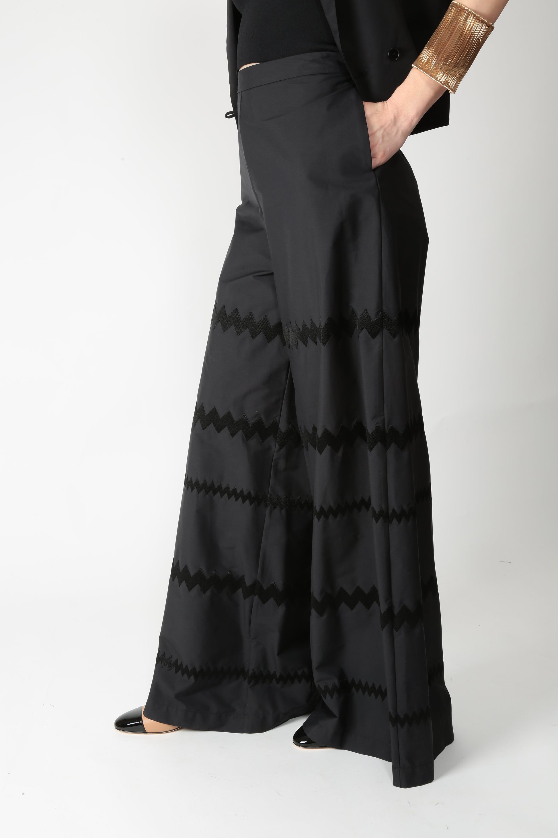 https://admin.shopify.com/store/gulieshop/products/15290035110237#:~:text=https%3A//www.gulieshop.it%20%E2%80%BA%20products%20%E2%80%BA%20l%2Dconti%2Dpantalone%2Dcon%2Dricamo%2Df5sk98