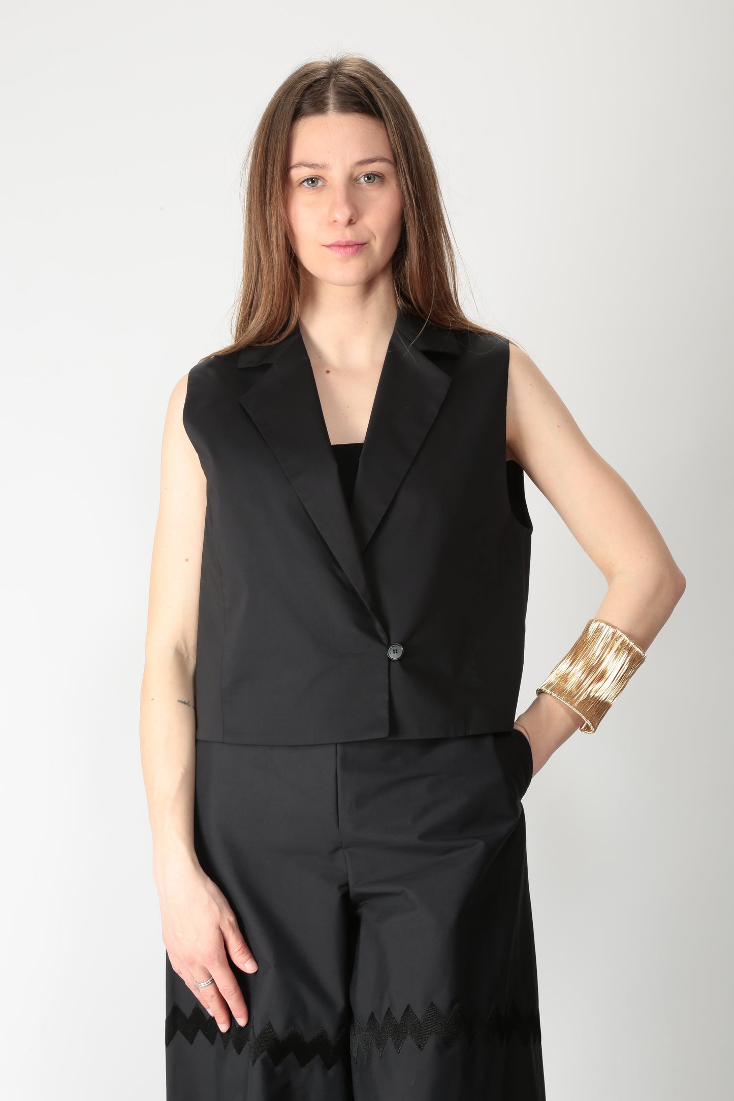 https://admin.shopify.com/store/gulieshop/products/15290035110237#:~:text=https%3A//www.gulieshop.it%20%E2%80%BA%20products%20%E2%80%BA%20l%2Dconti%2Dpantalone%2Dcon%2Dricamo%2Df5sk98