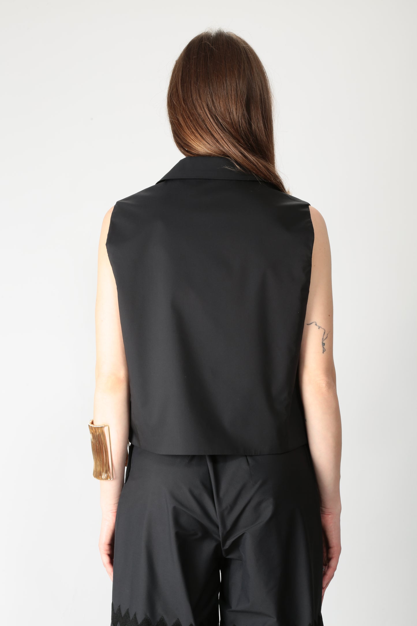 https://admin.shopify.com/store/gulieshop/products/15290025410909#:~:text=https%3A//www.gulieshop.it%20%E2%80%BA%20products%20%E2%80%BA%20l%2Dconti%2Dgilet%2Dcropped%2Dnoah%2Dl5sk55
