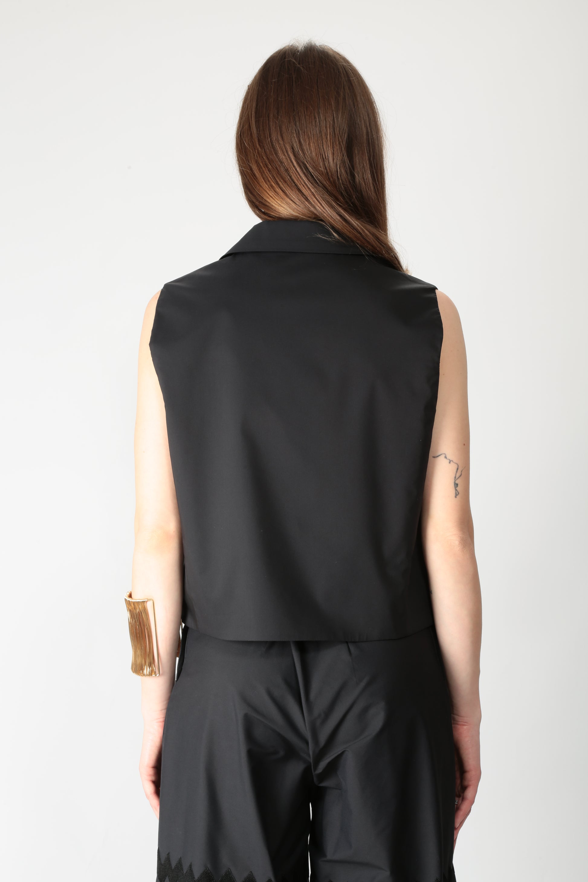 https://admin.shopify.com/store/gulieshop/products/15290025410909#:~:text=https%3A//www.gulieshop.it%20%E2%80%BA%20products%20%E2%80%BA%20l%2Dconti%2Dgilet%2Dcropped%2Dnoah%2Dl5sk55