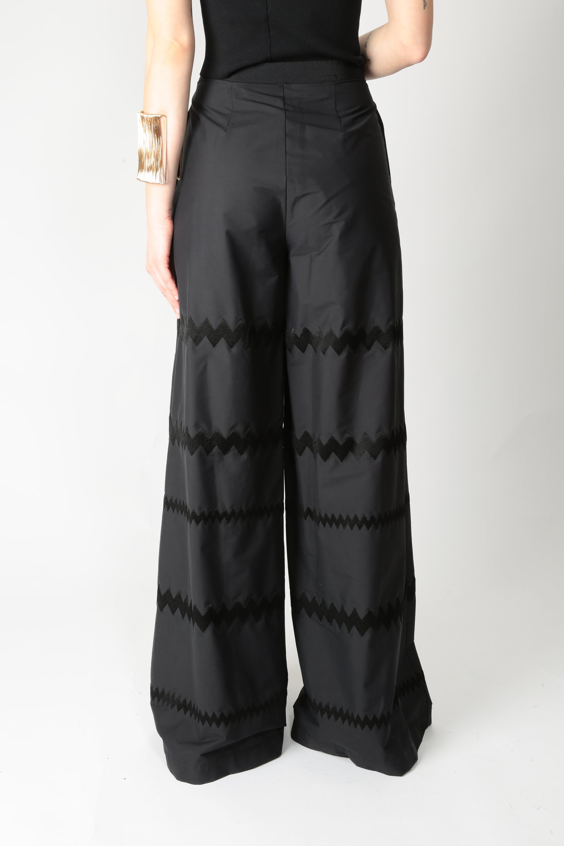 https://admin.shopify.com/store/gulieshop/products/15290035110237#:~:text=https%3A//www.gulieshop.it%20%E2%80%BA%20products%20%E2%80%BA%20l%2Dconti%2Dpantalone%2Dcon%2Dricamo%2Df5sk98
