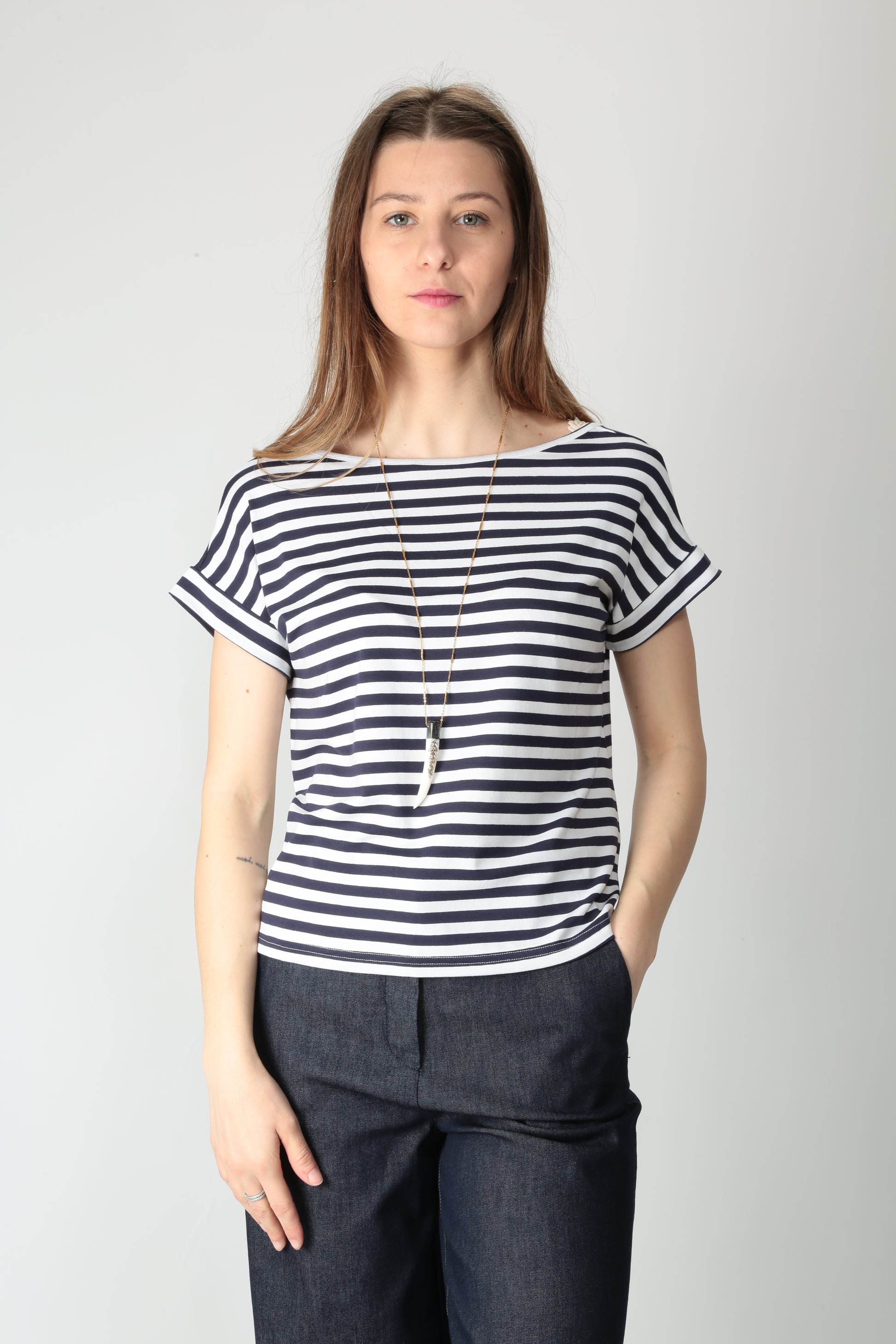 https://admin.shopify.com/store/gulieshop/products/15318340010333#:~:text=https%3A//www.gulieshop.it%20%E2%80%BA%20products%20%E2%80%BA%20maida%2Dmila%2Dt%2Dshirt%2Dscollo%2Da%2Dv%2D251m5043