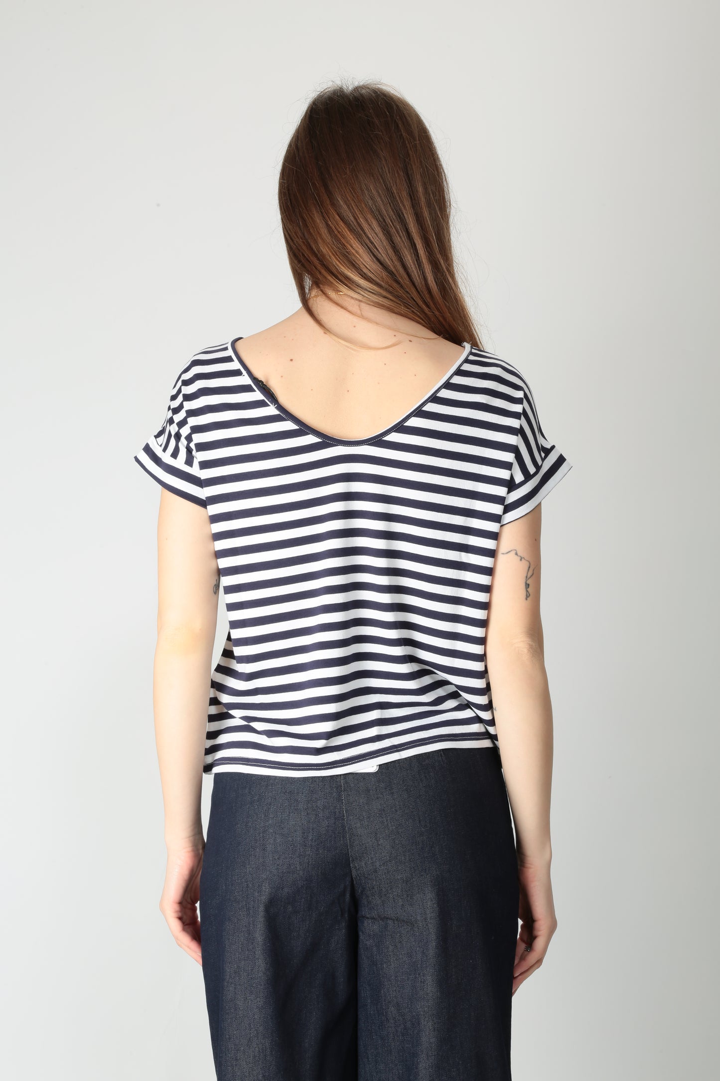 https://admin.shopify.com/store/gulieshop/products/15318340010333#:~:text=https%3A//www.gulieshop.it%20%E2%80%BA%20products%20%E2%80%BA%20maida%2Dmila%2Dt%2Dshirt%2Dscollo%2Da%2Dv%2D251m5043