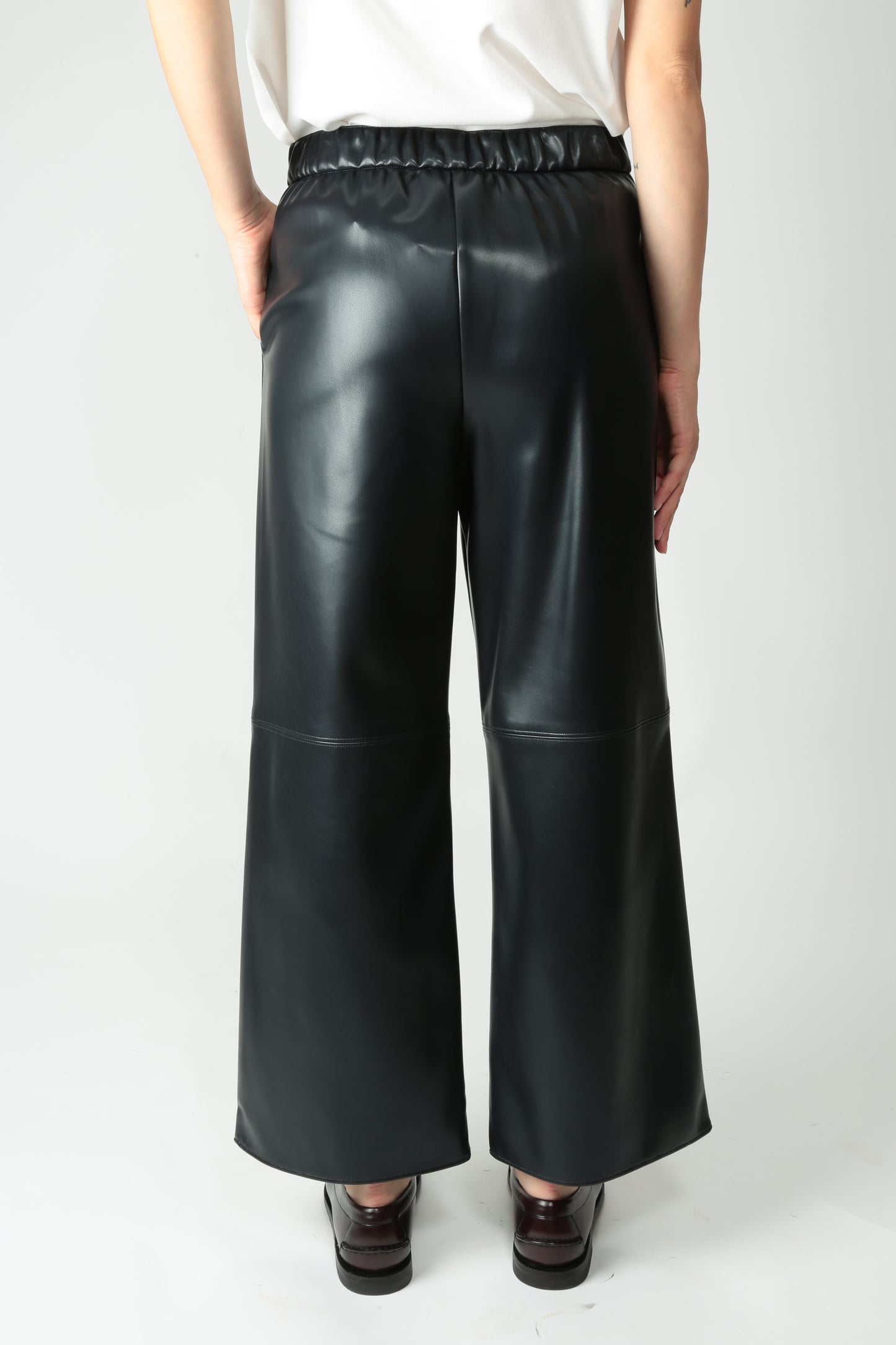 https://admin.shopify.com/store/gulieshop/products/15526146081117#:~:text=https%3A//www.gulieshop.it%20%E2%80%BA%20products%20%E2%80%BA%20s%2Dmaxmara%2Dpantalone%2Din%2Decopelle%2Damati