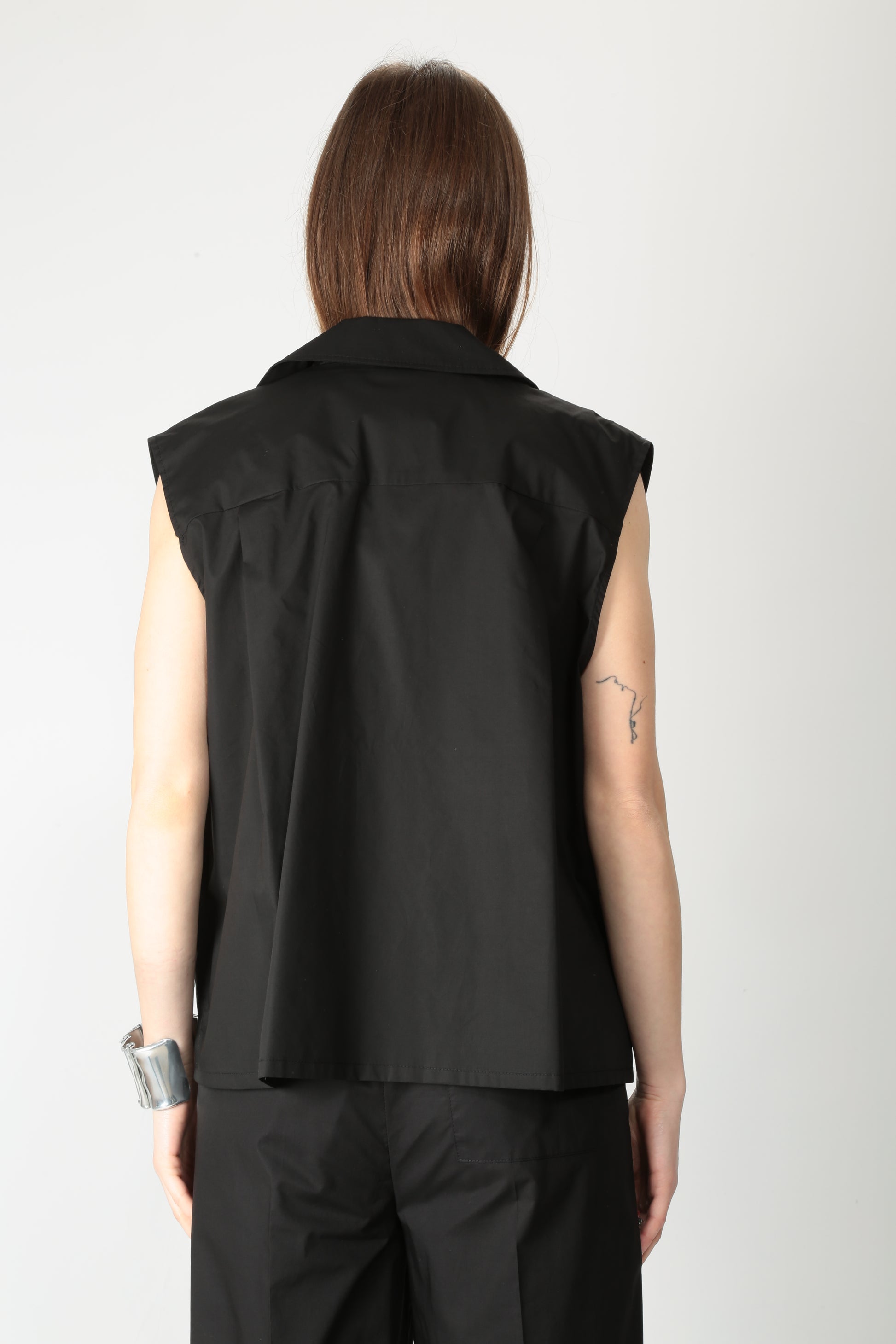 https://admin.shopify.com/store/gulieshop/products/15318341615965#:~:text=https%3A//www.gulieshop.it%20%E2%80%BA%20products%20%E2%80%BA%20solotre%2Dgilet%2Dampio%2Dcon%2Dtasche%2Dm1d0162