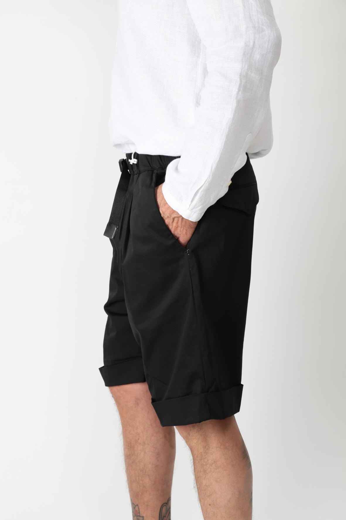 https://admin.shopify.com/store/gulieshop/products/9263492333917#:~:text=Invia-,White%20Sand%20Bermuda%20con%20pinces%2024SU5769,-Contenuto%20multimediale%201