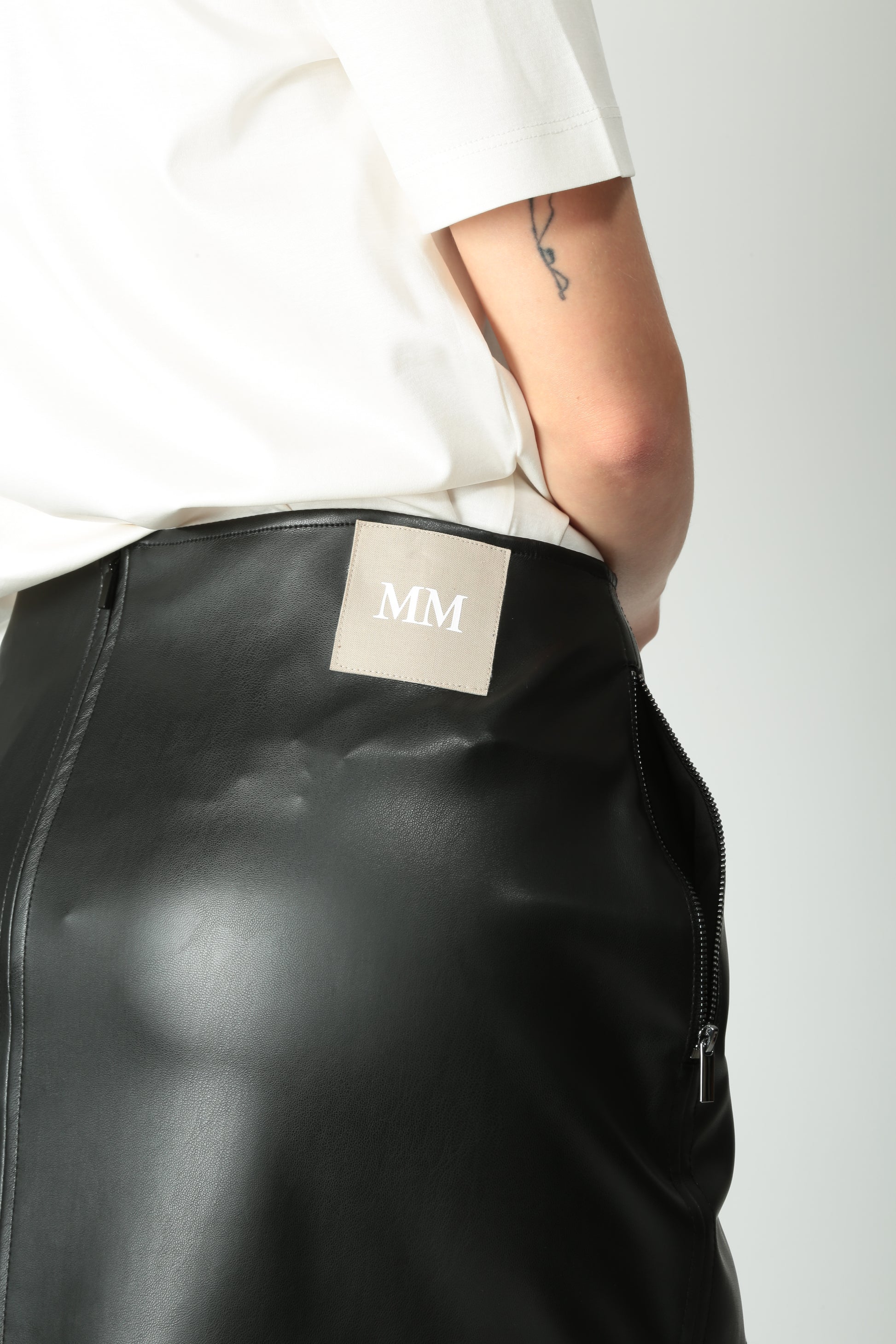 https://admin.shopify.com/store/gulieshop/products/15526133104989#:~:text=https%3A//www.gulieshop.it%20%E2%80%BA%20products%20%E2%80%BA%20maxmara%2Dmm%2Dgonna%2Din%2Decopelle%2Dfabiana