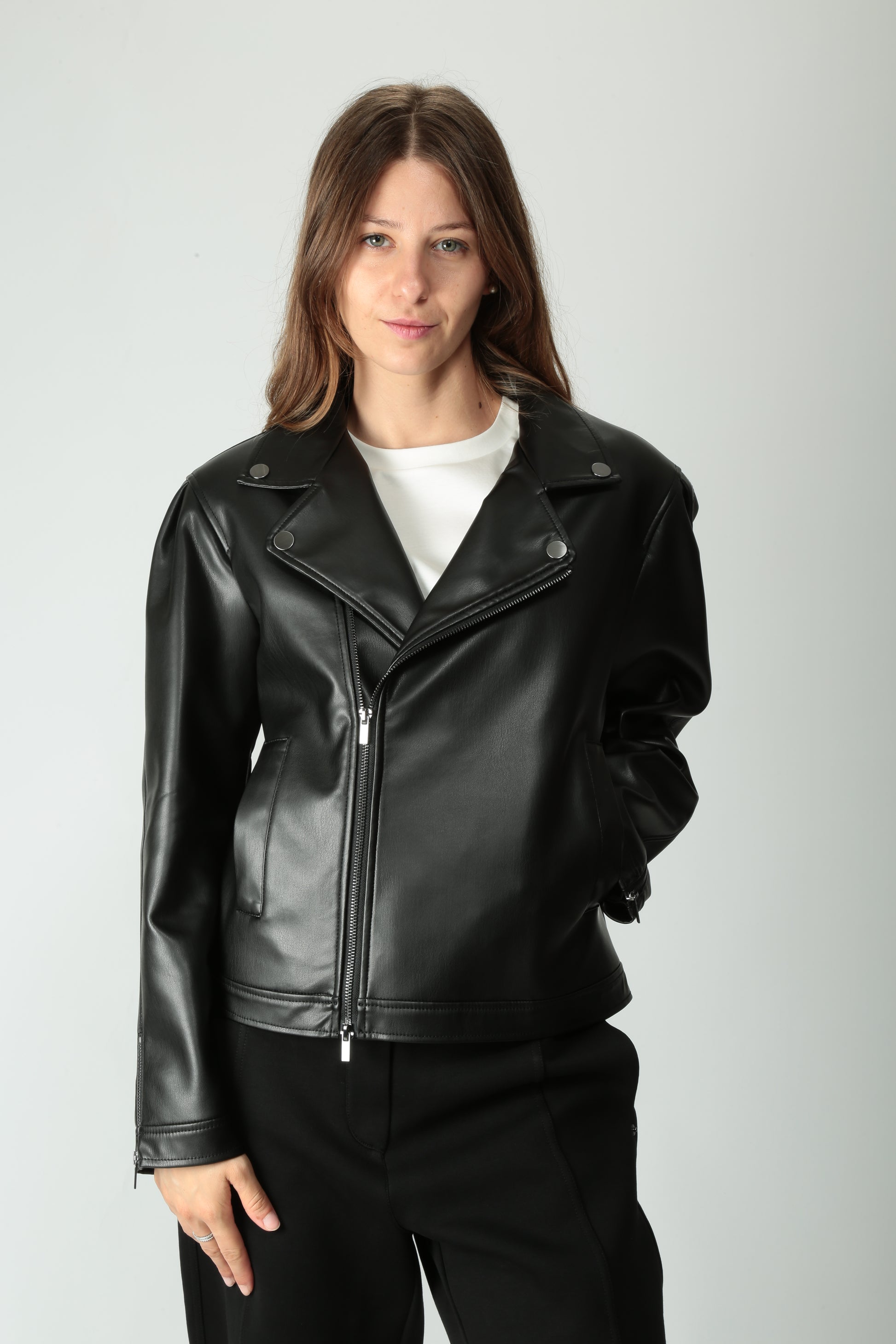https://admin.shopify.com/store/gulieshop/products/15526134415709#:~:text=https%3A//www.gulieshop.it%20%E2%80%BA%20products%20%E2%80%BA%20maxmara%2Dmm%2Dchiodo%2Deffetto%2Dnappa%2Dbautta