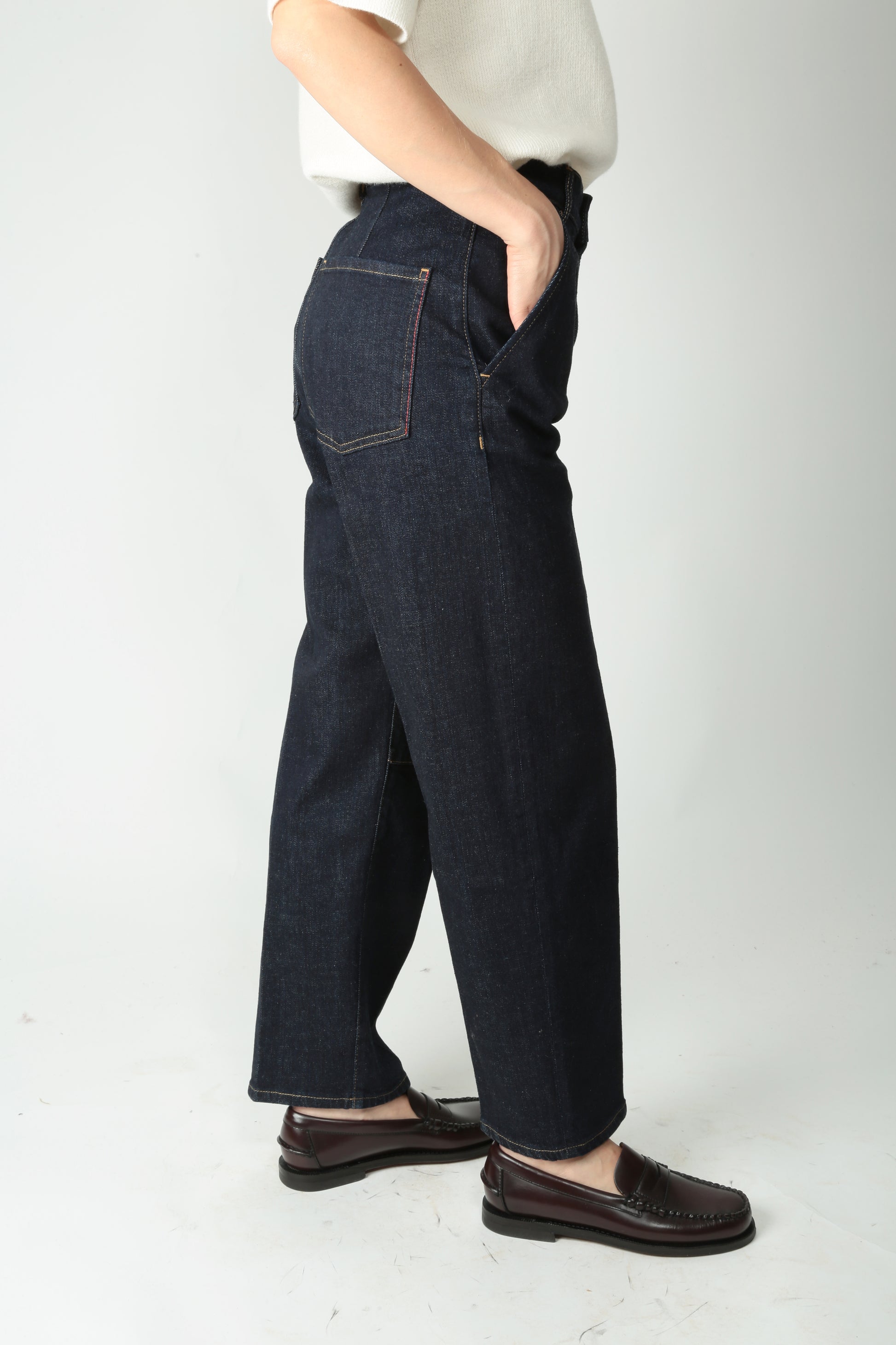 https://admin.shopify.com/store/gulieshop/products/15491874914653#:~:text=https%3A//www.gulieshop.it%20%E2%80%BA%20products%20%E2%80%BA%20l%2Dconti%2Djeans%2Dgamba%2Ddritta%2Djerome%2Df5wy70