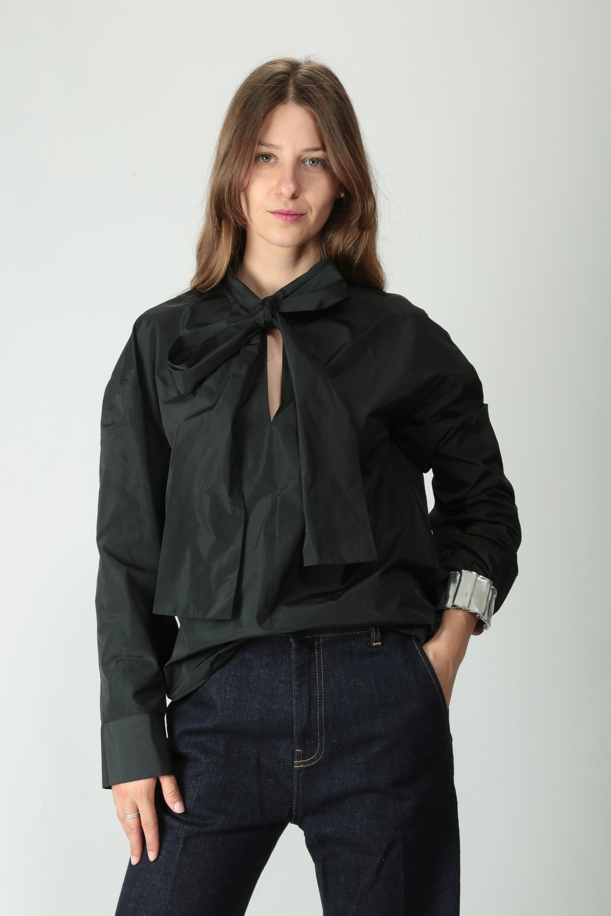 https://admin.shopify.com/store/gulieshop/products/15491874193757#:~:text=https%3A//www.gulieshop.it%20%E2%80%BA%20products%20%E2%80%BA%20l%2Dconti%2Dcamicia%2Dcon%2Dfiocco%2Dcarrie%2Df5wy13