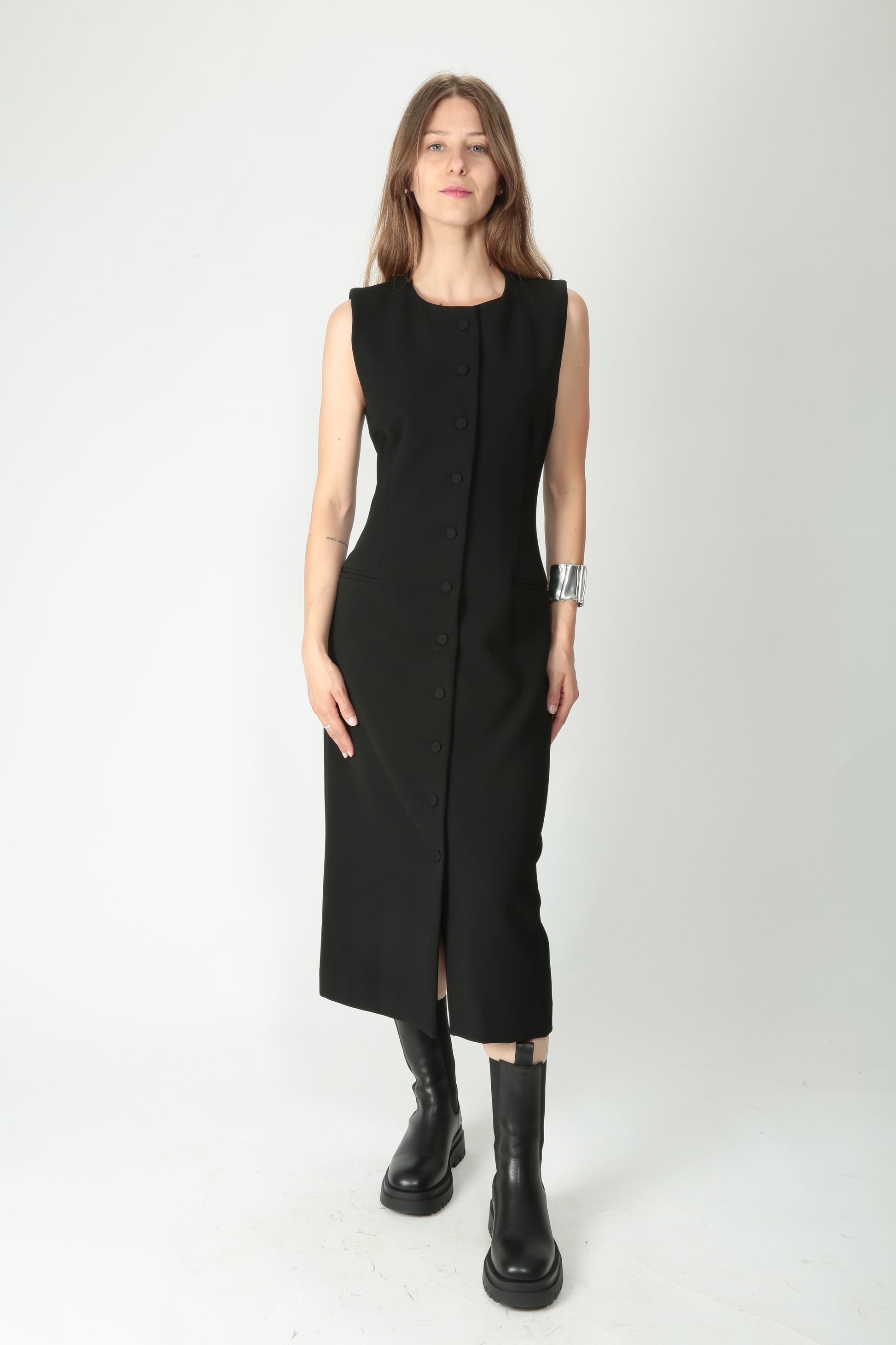 https://admin.shopify.com/store/gulieshop/products/15491874455901#:~:text=https%3A//www.gulieshop.it%20%E2%80%BA%20products%20%E2%80%BA%20l%2Dconti%2Dabito%2Dlungo%2Din%2Dcrepe%2Dtaylor%2Df5wm60