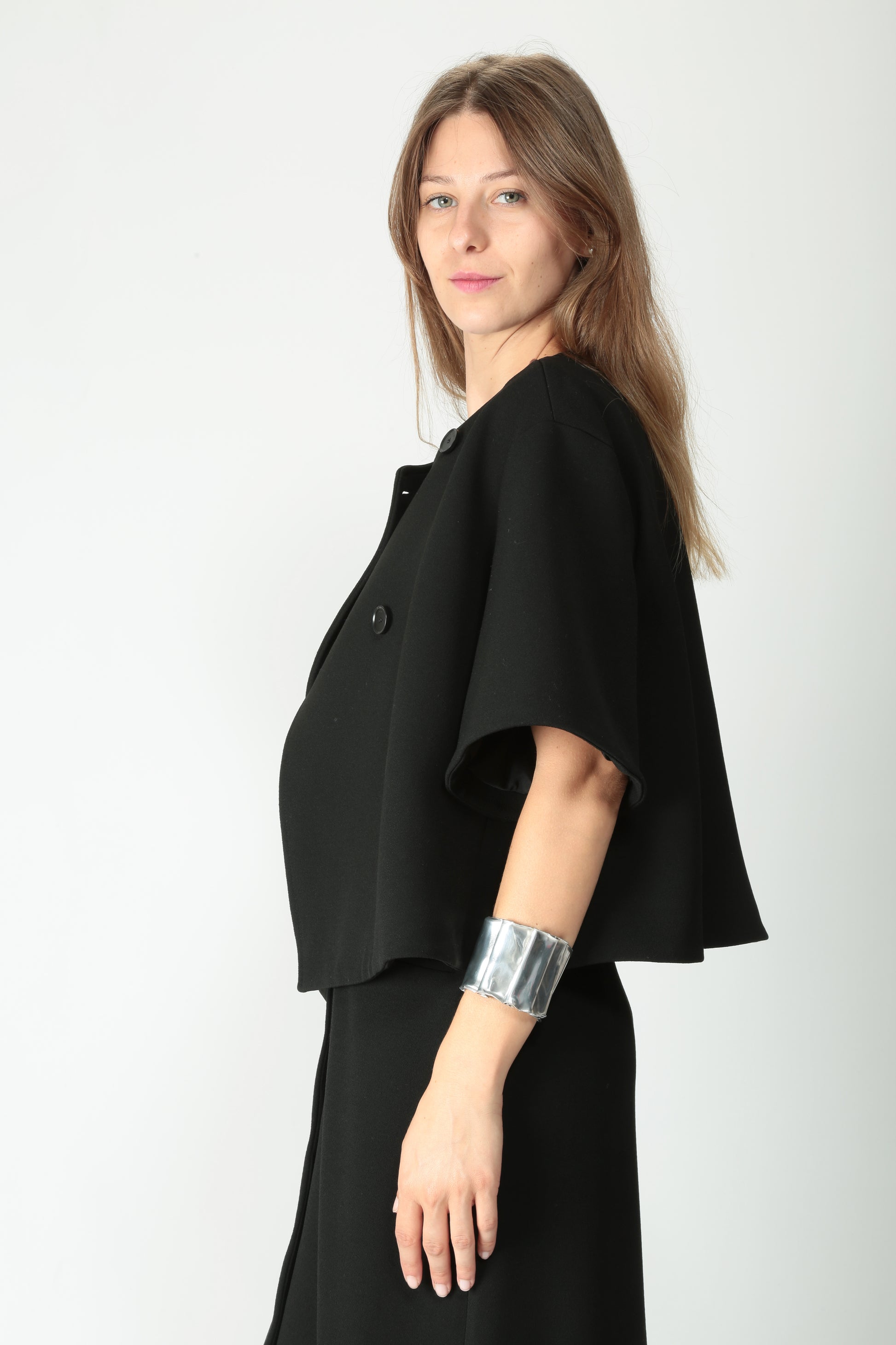 https://admin.shopify.com/store/gulieshop/products/15491874390365#:~:text=https%3A//www.gulieshop.it%20%E2%80%BA%20products%20%E2%80%BA%20l%2Dconti%2Dgiacca%2Dcorta%2Din%2Dcrepe%2Dwendy%2Df5wm70